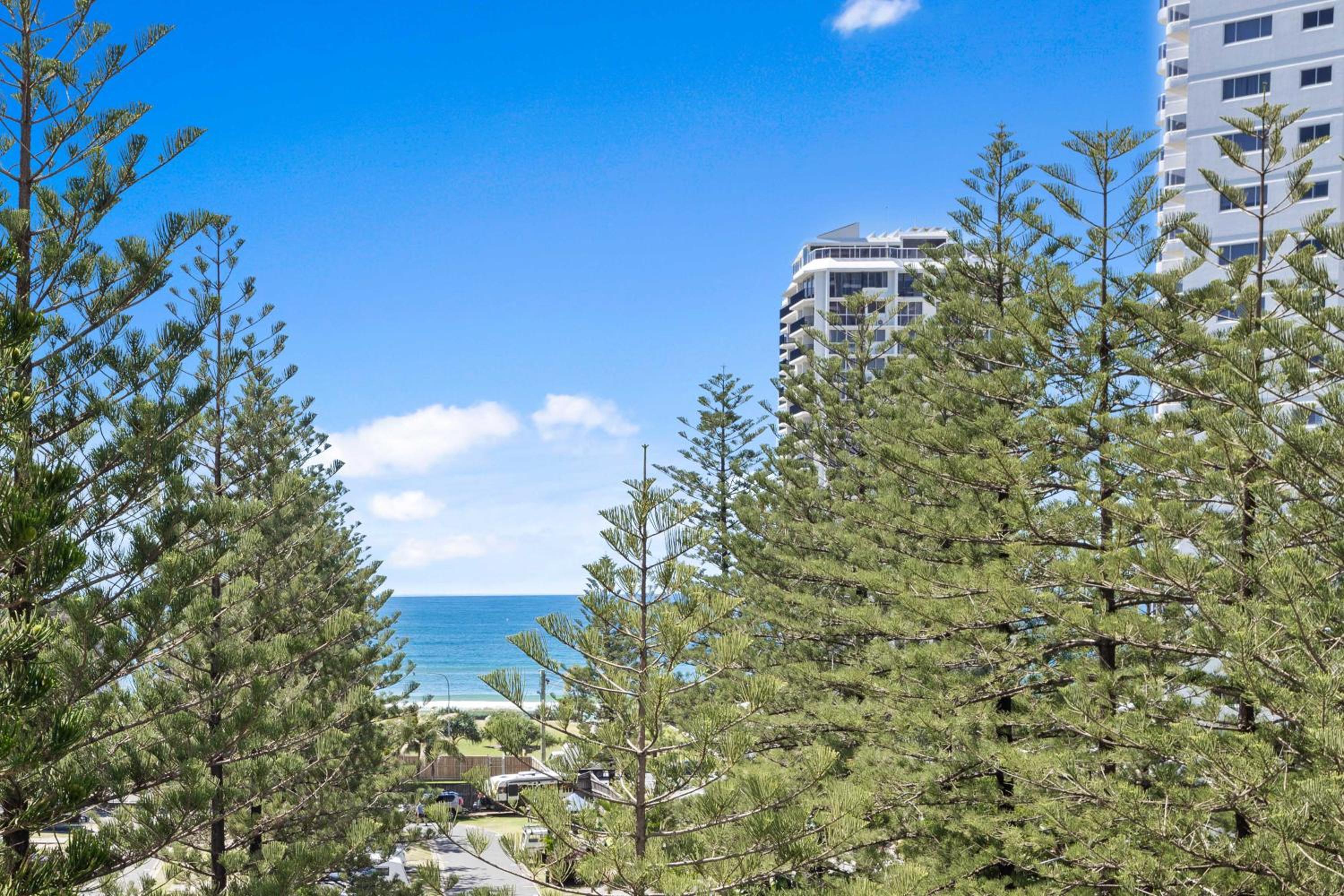 Oscar on Main 2B - Heart of Main Beach Ocean Views - Hosted by Coastal Letting Co.