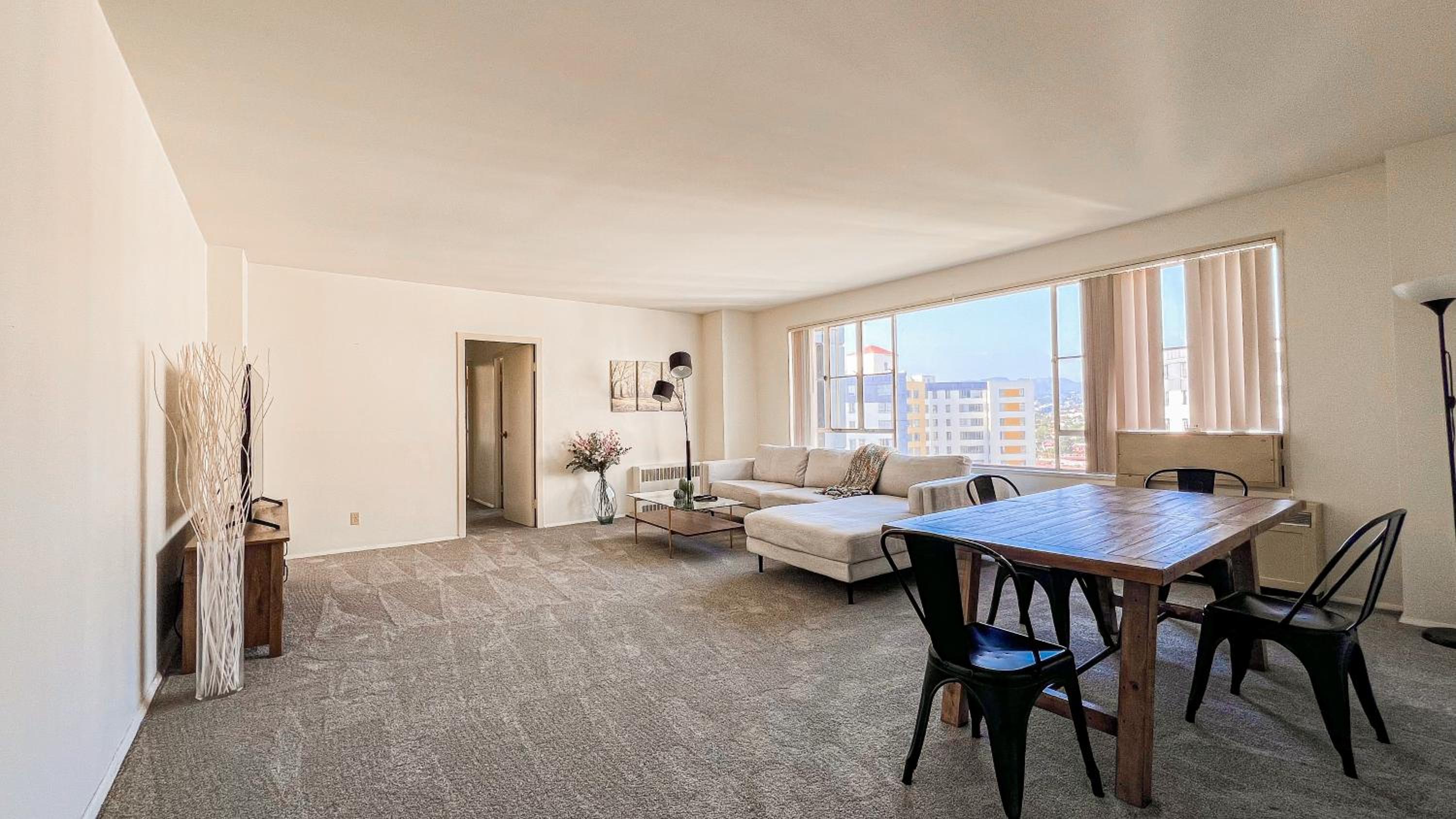 Stylish Apartment Walking Distance to The Grove