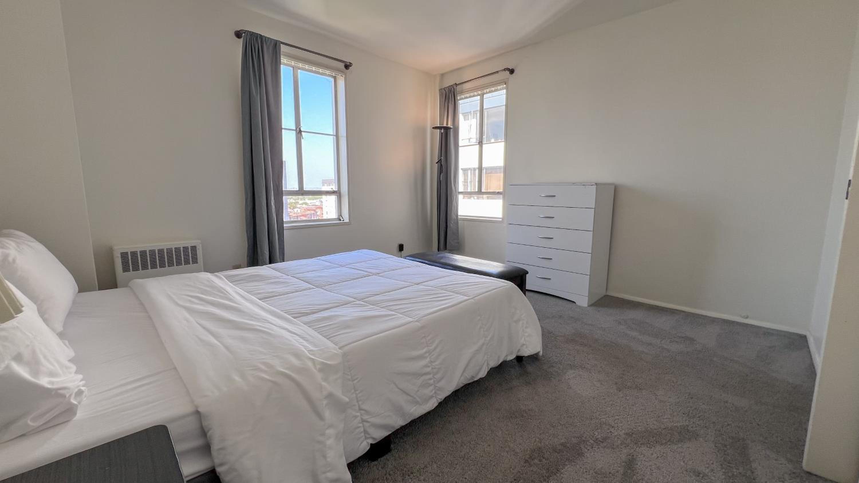 Stylish Apartment Walking Distance to The Grove