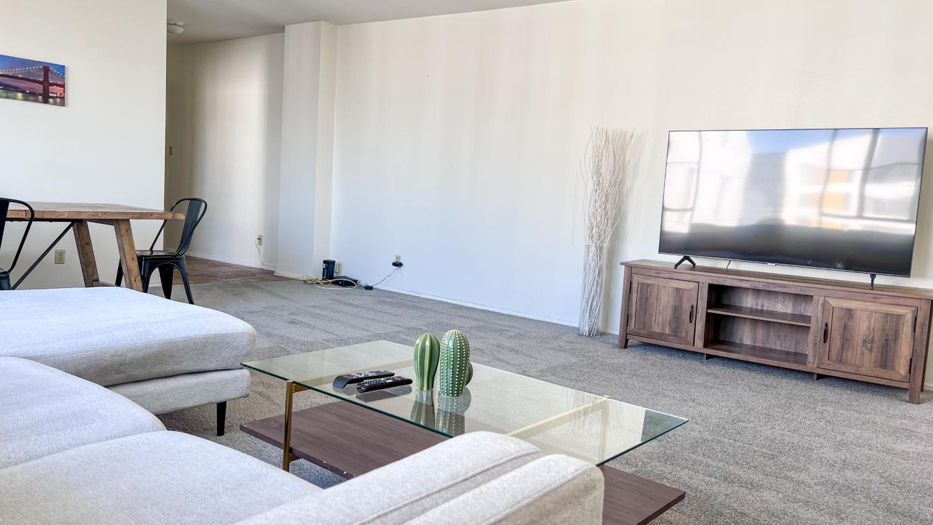 Stylish Apartment Walking Distance to The Grove