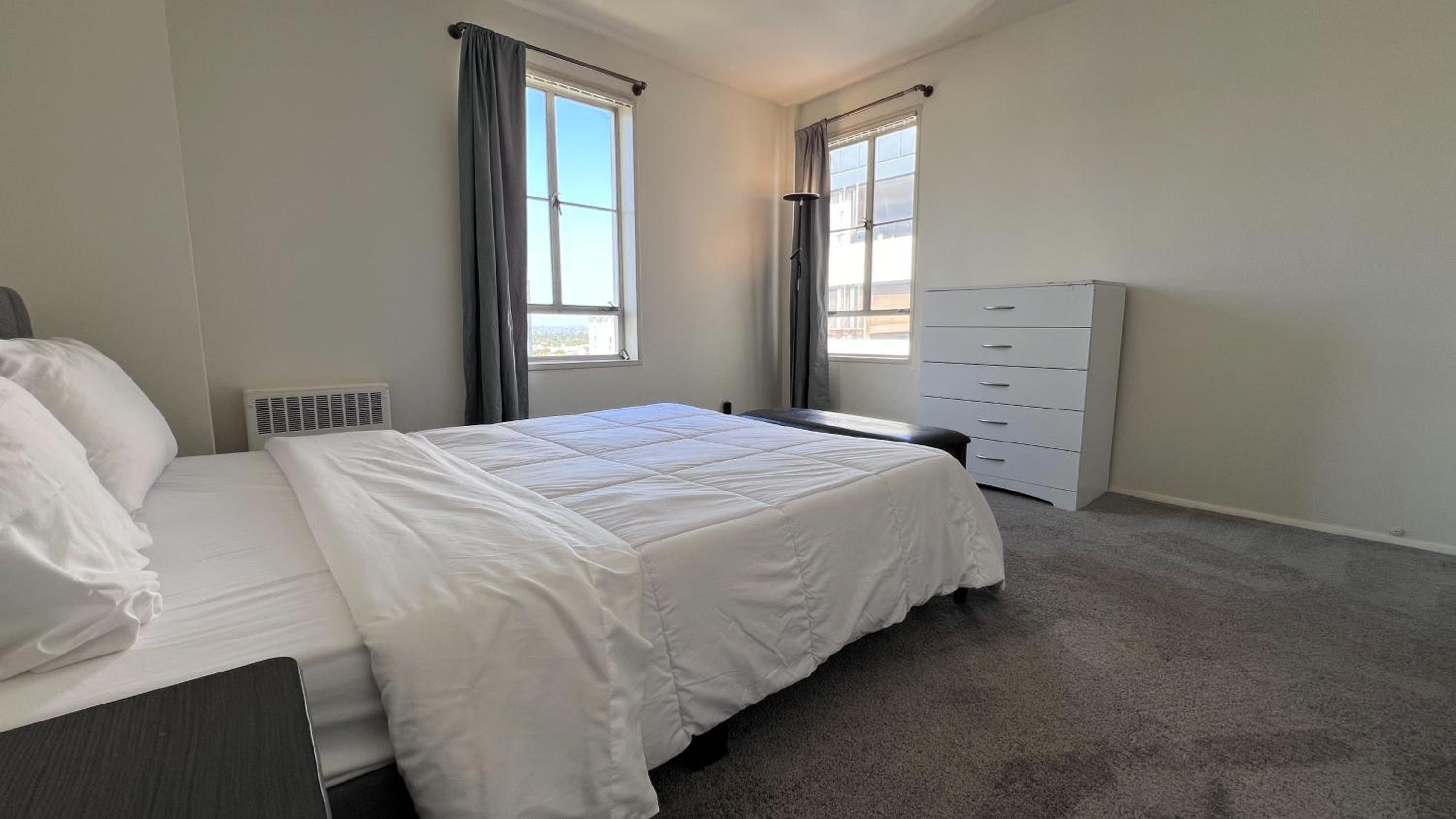 Stylish Apartment Walking Distance to The Grove