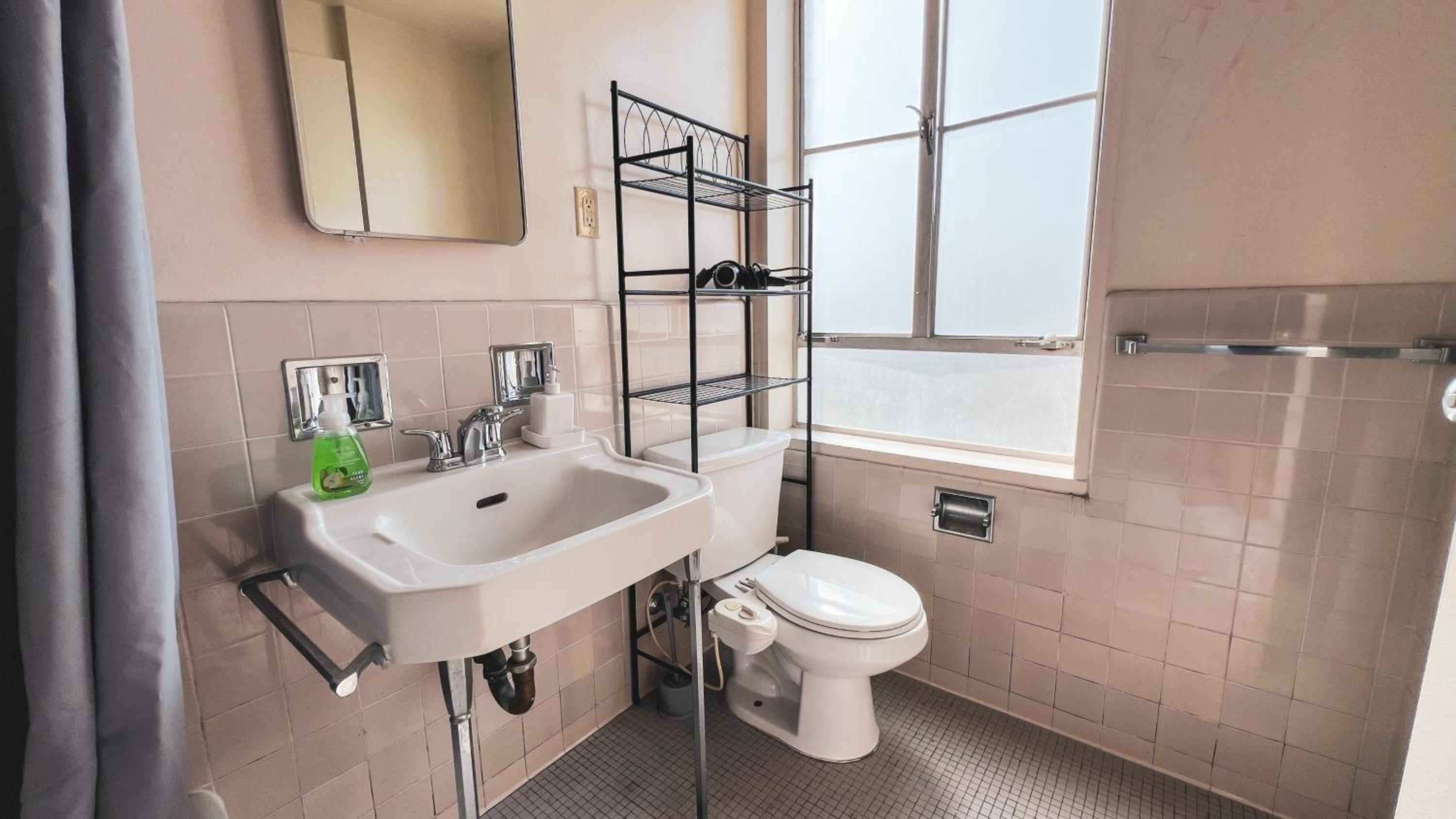 Stylish Apartment Walking Distance to The Grove