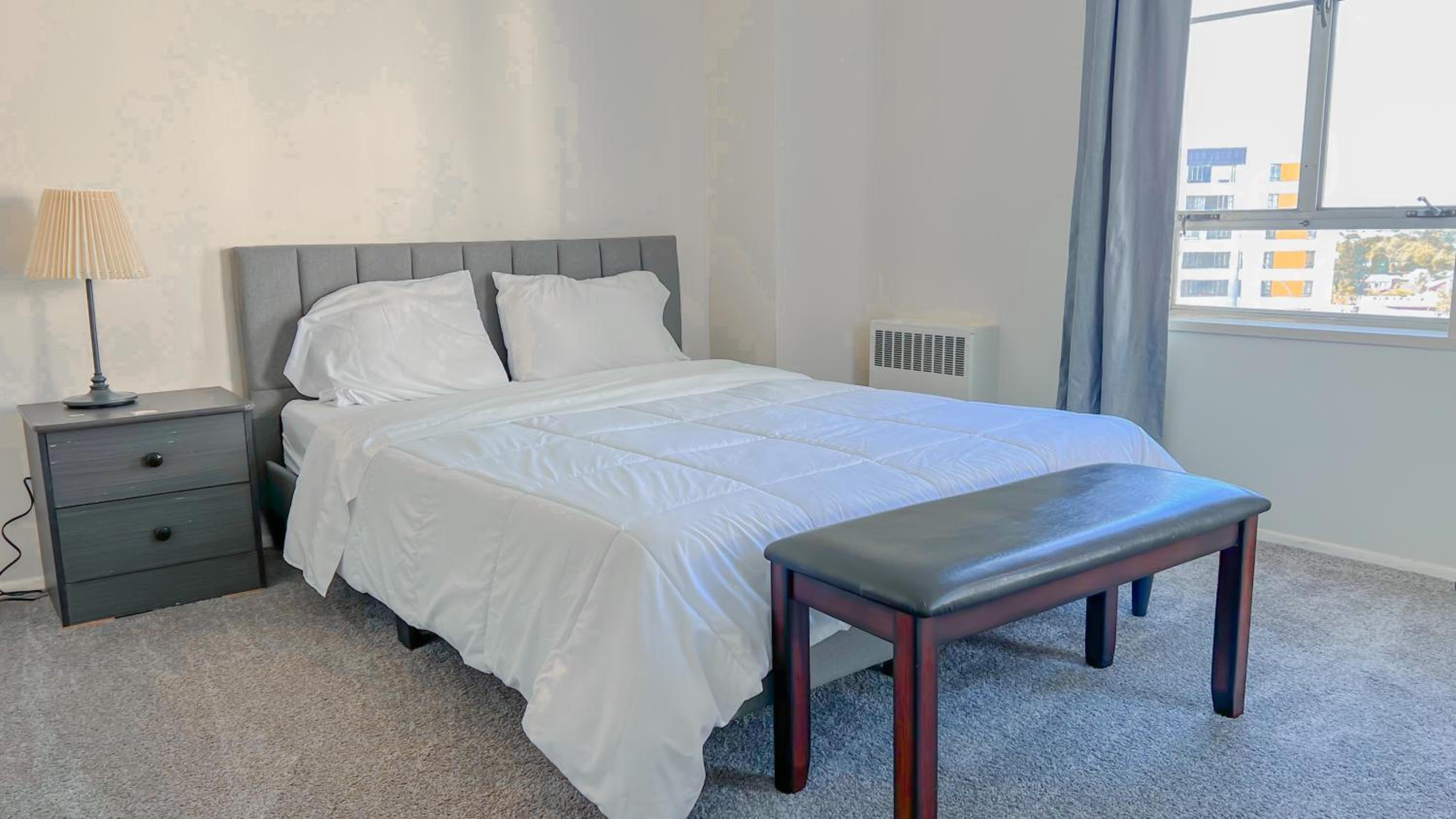 Stylish Apartment Walking Distance to The Grove