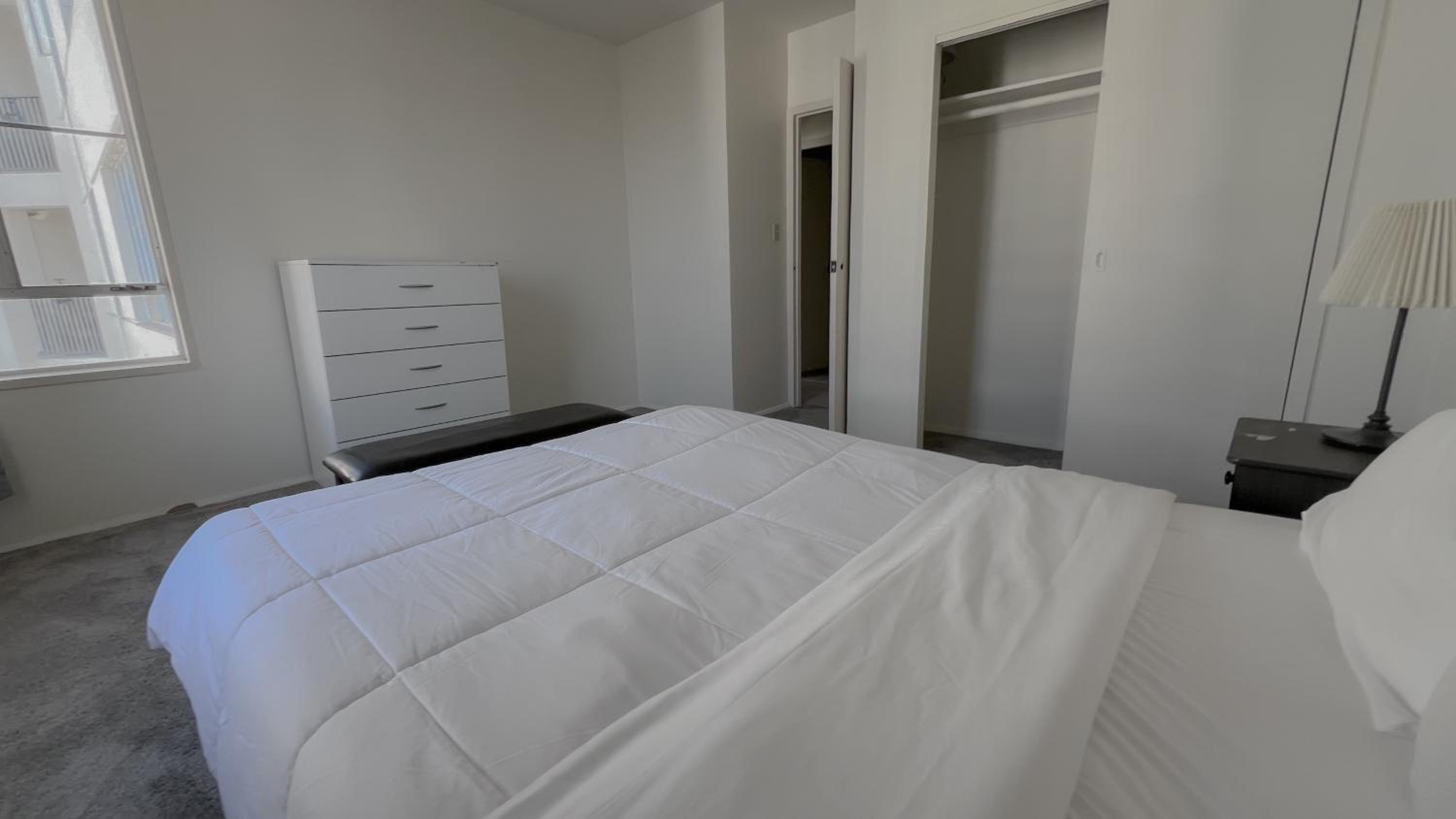 Stylish Apartment Walking Distance to The Grove