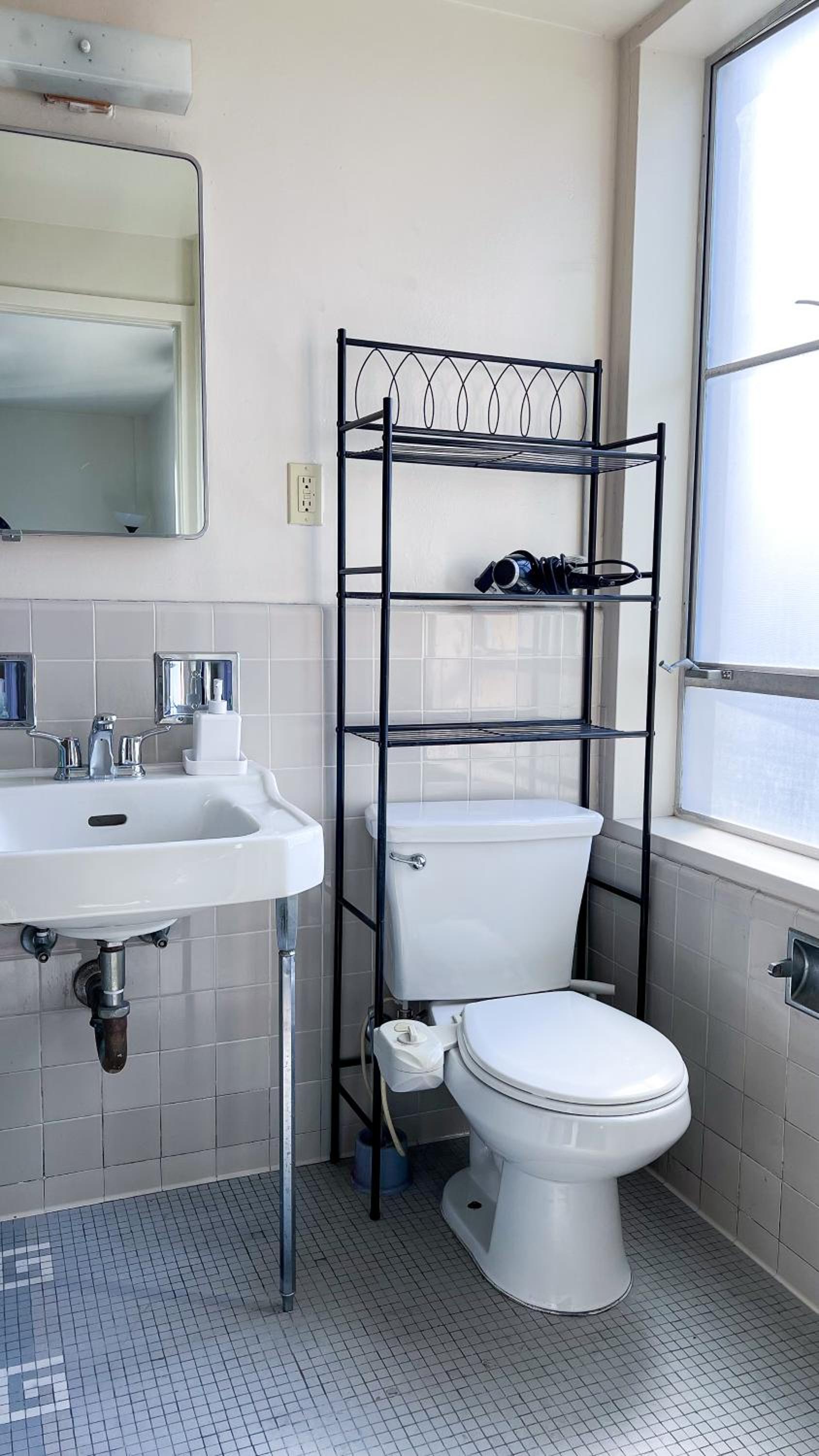 Stylish Apartment Walking Distance to The Grove