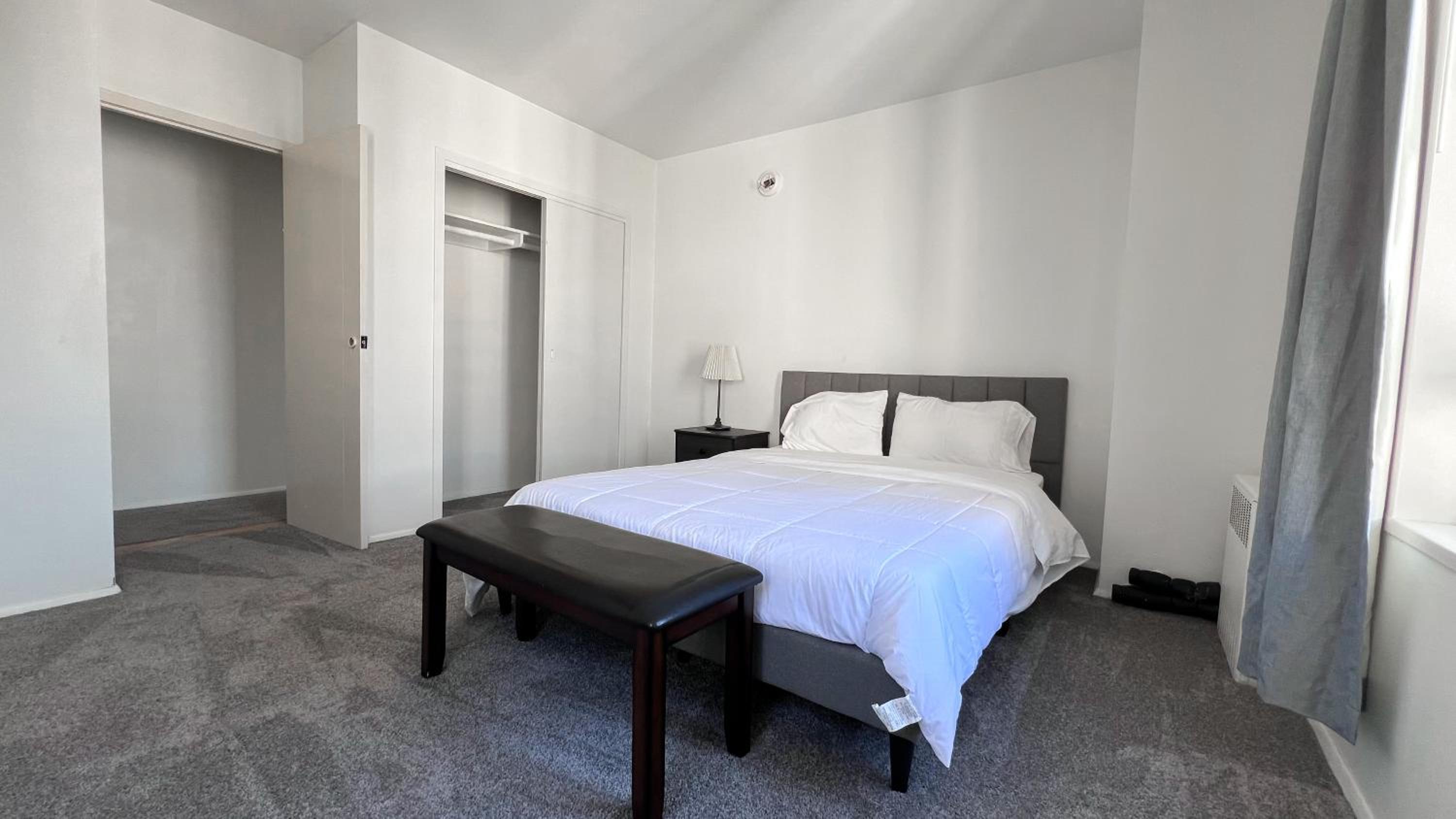 Stylish Apartment Walking Distance to The Grove