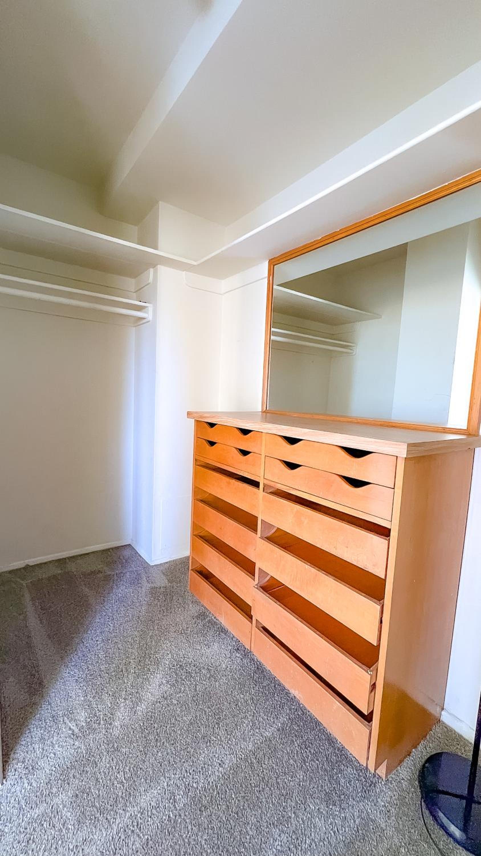 Stylish Apartment Walking Distance to The Grove