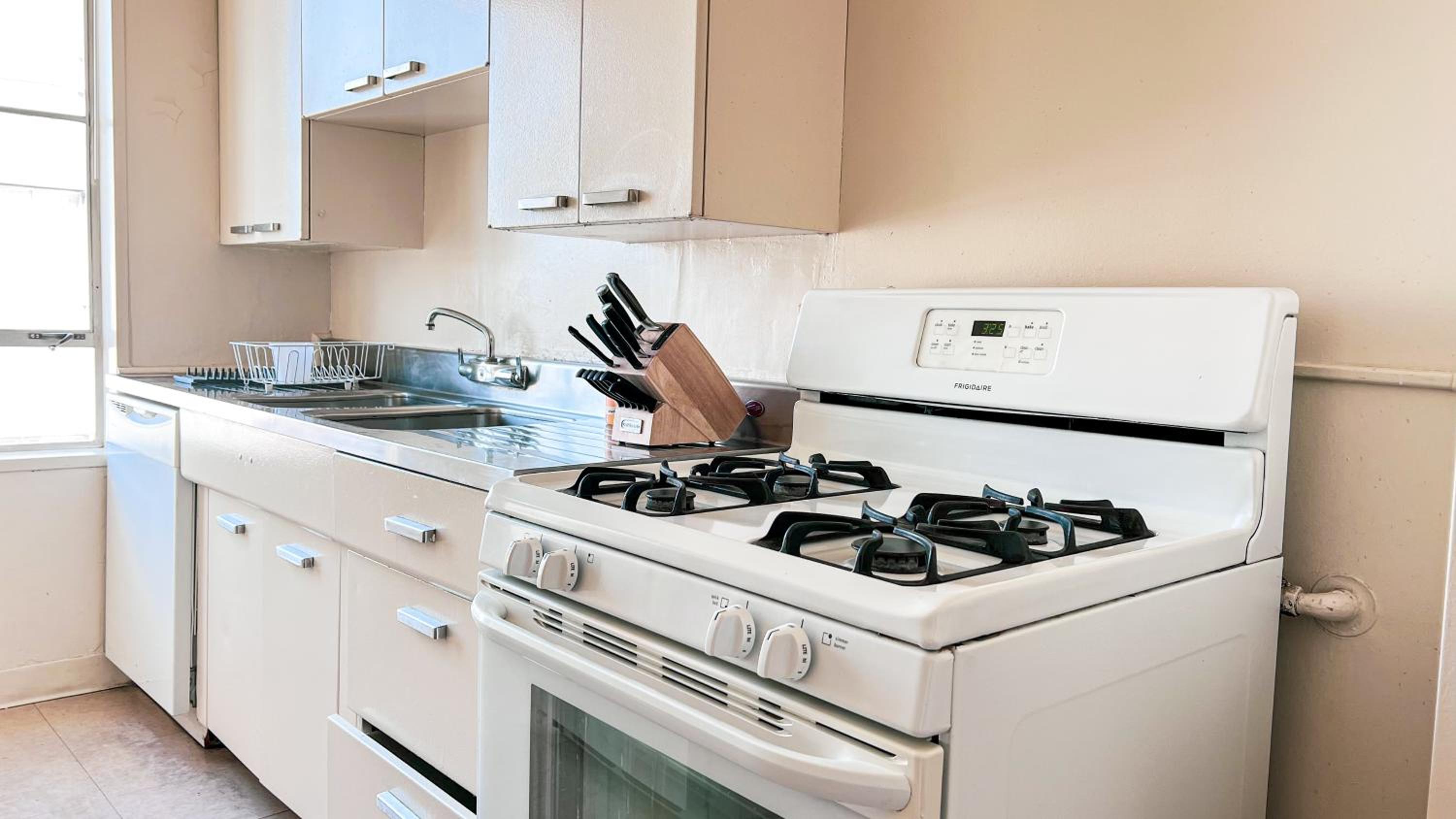 Stylish Apartment Walking Distance to The Grove