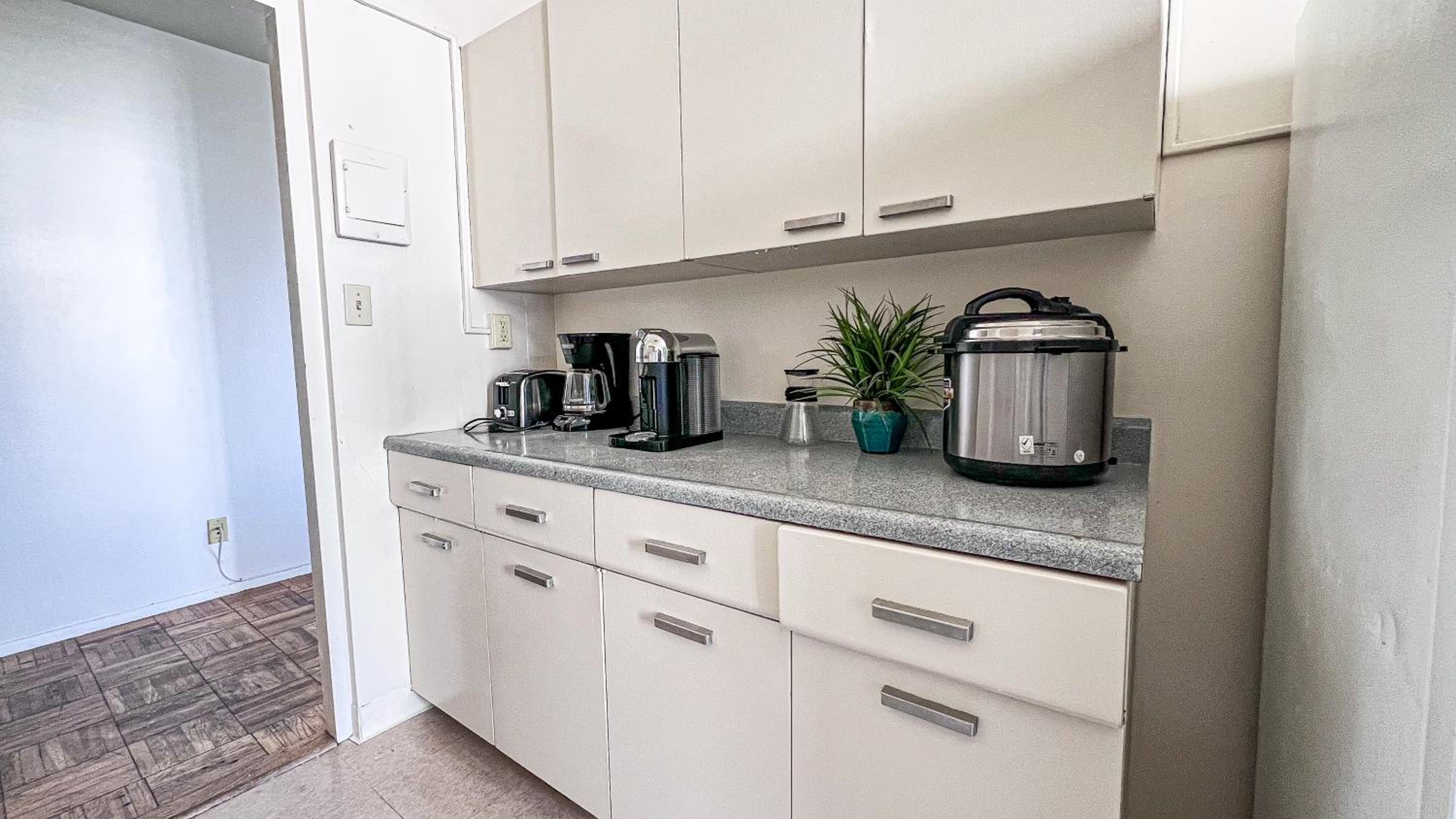 Stylish Apartment Walking Distance to The Grove
