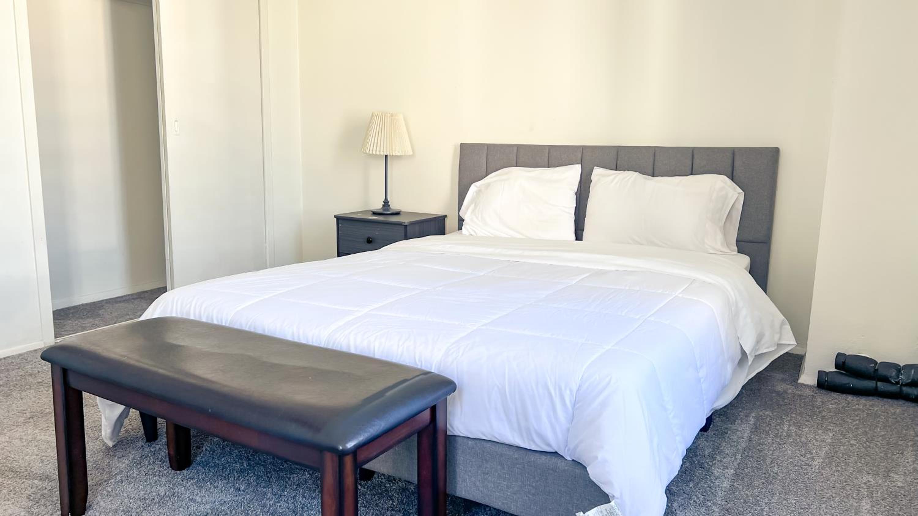Stylish Apartment Walking Distance to The Grove