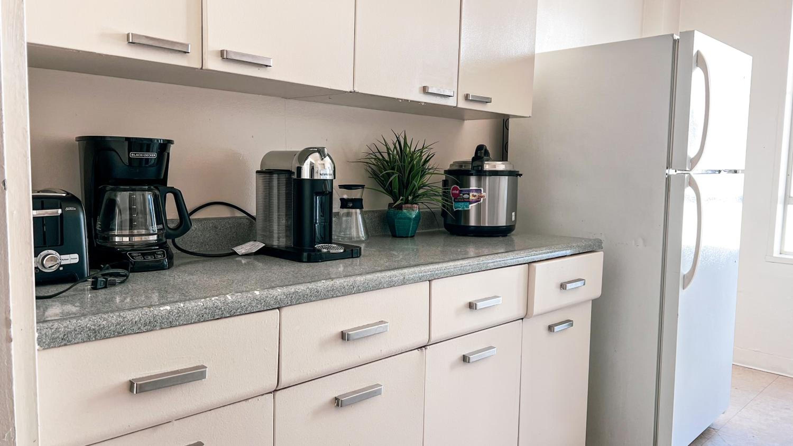 Stylish Apartment Walking Distance to The Grove