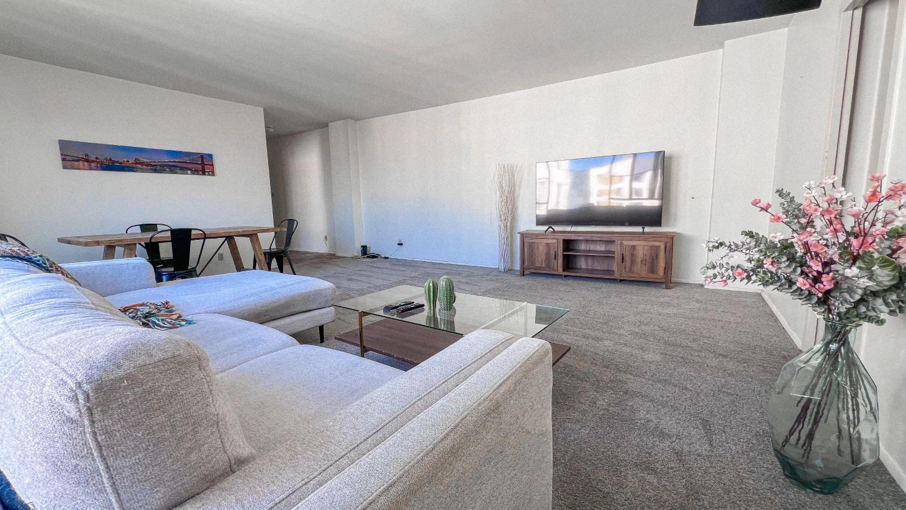 Stylish Apartment Walking Distance to The Grove