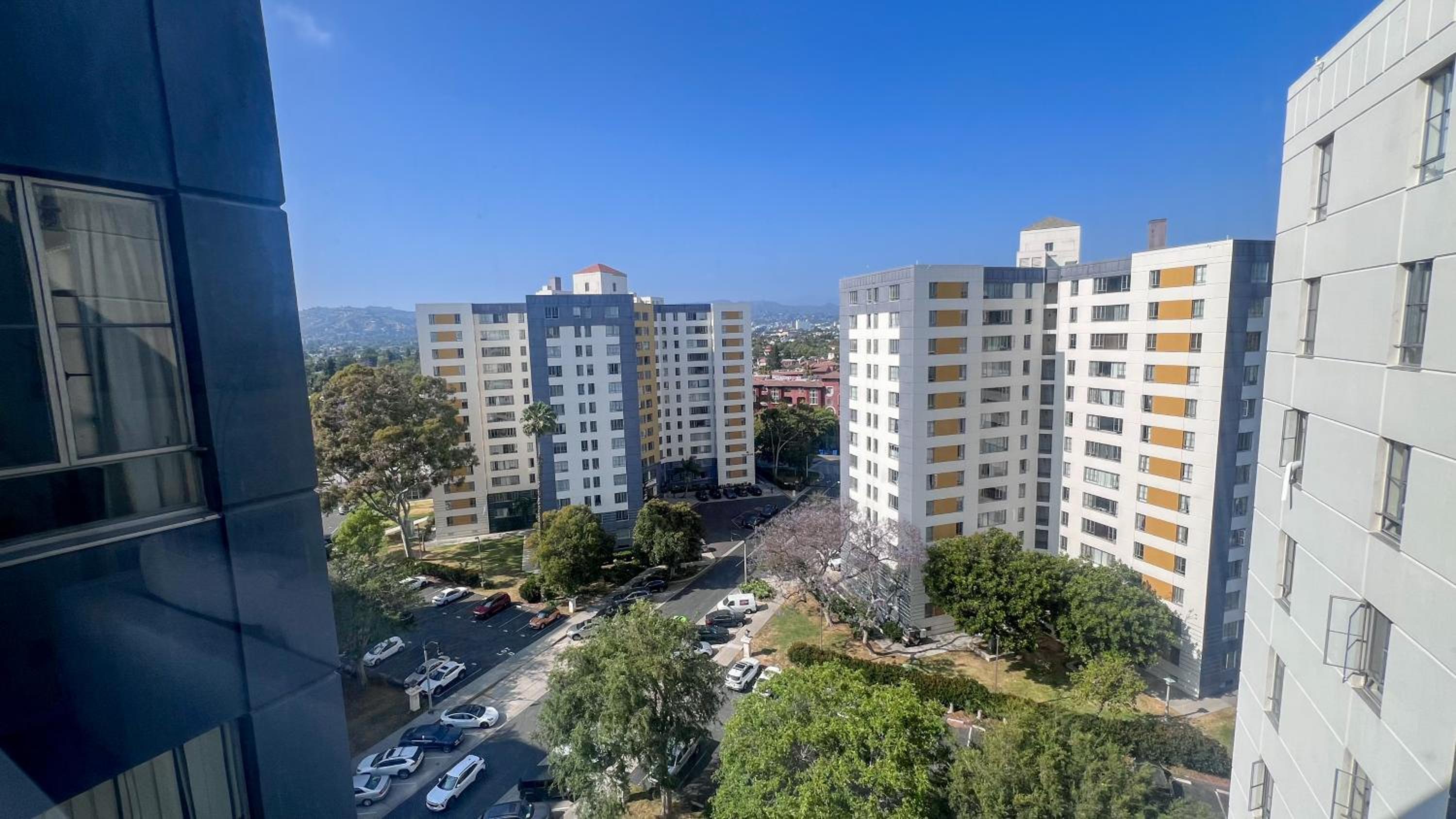 Stylish Apartment Walking Distance to The Grove