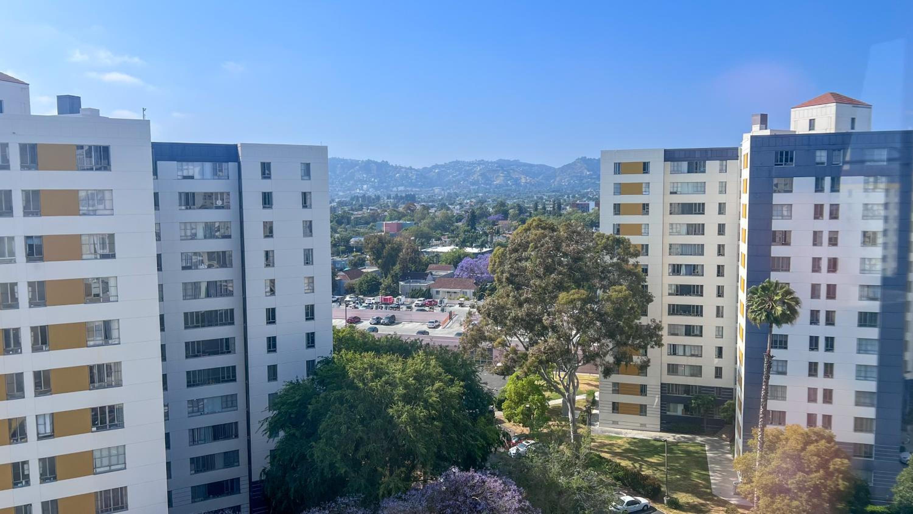 Stylish Apartment Walking Distance to The Grove