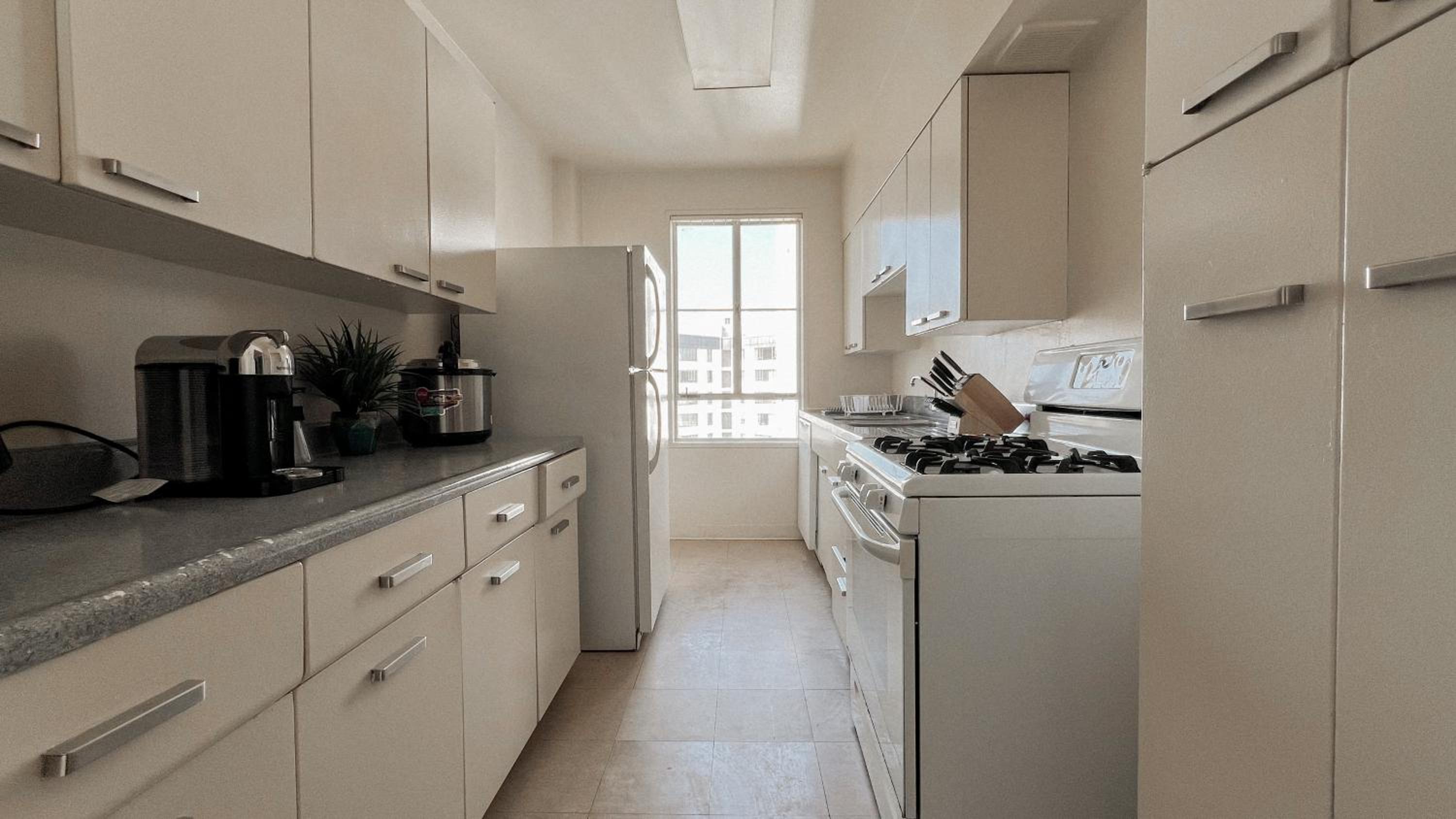 Stylish Apartment Walking Distance to The Grove