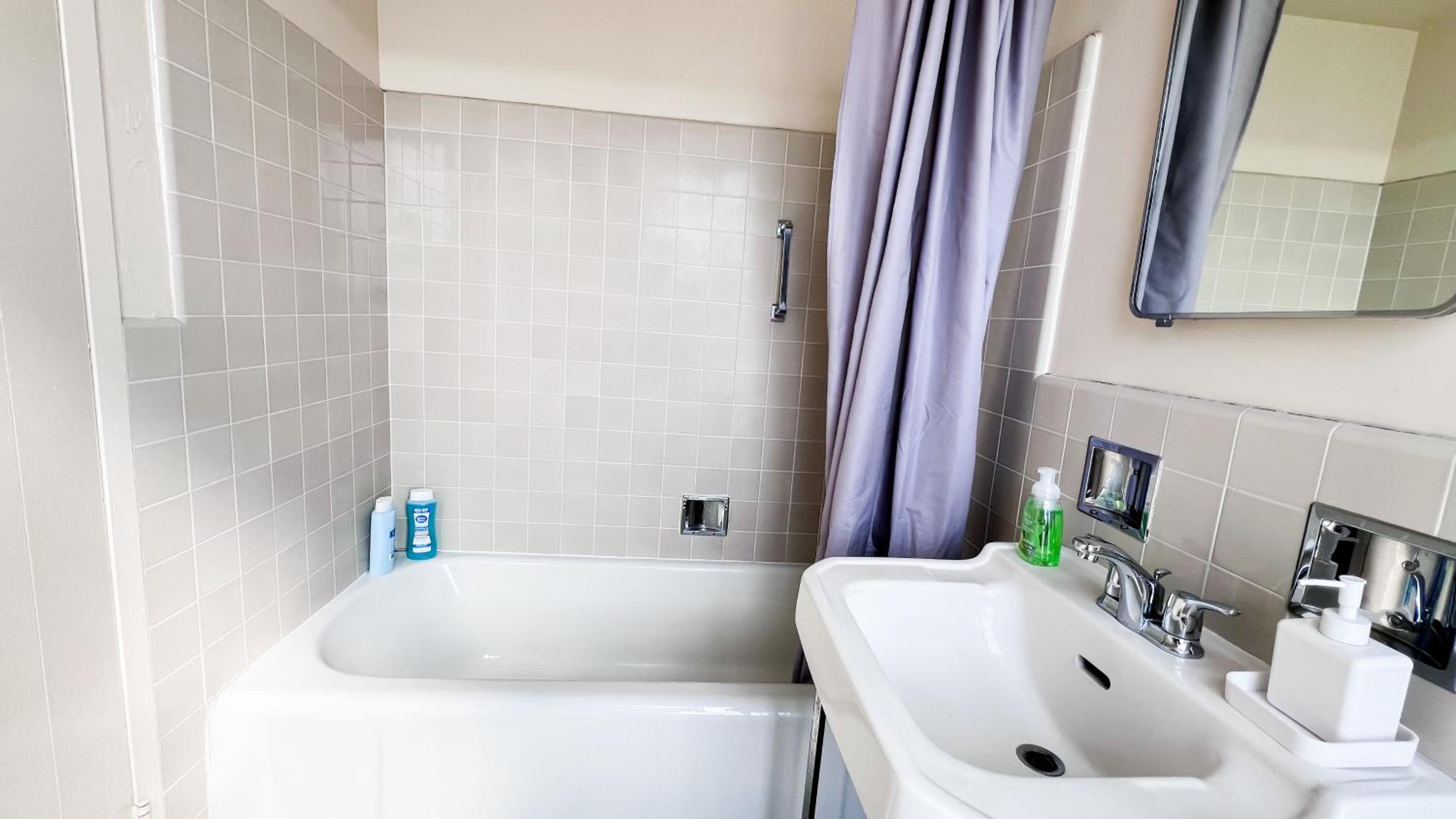 Stylish Apartment Walking Distance to The Grove