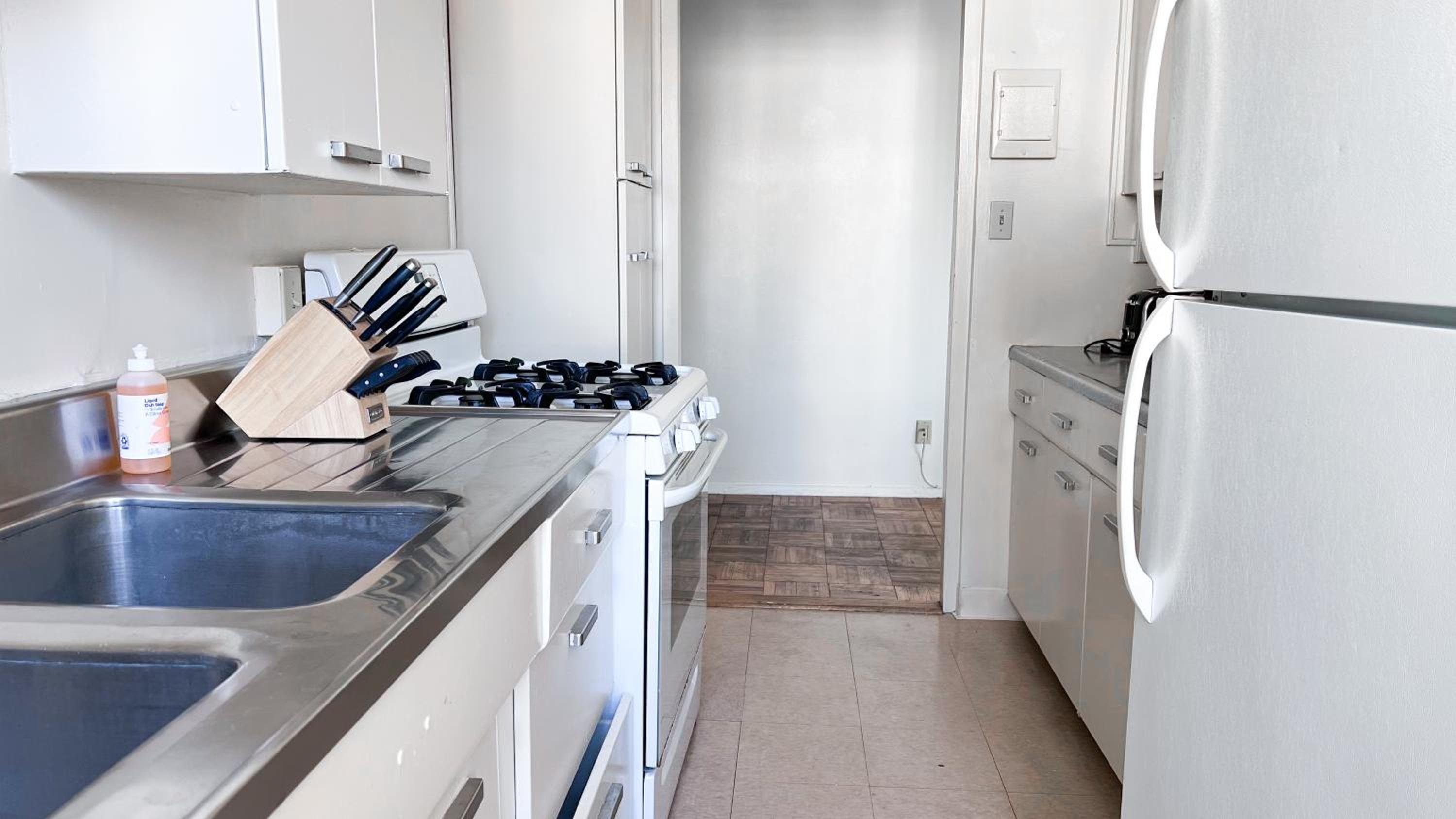 Stylish Apartment Walking Distance to The Grove