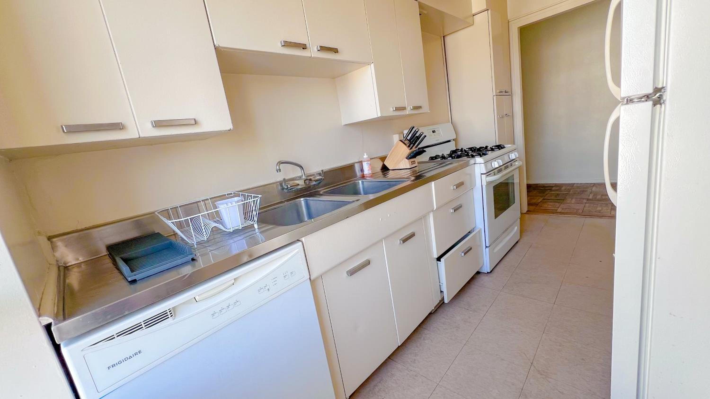 Stylish Apartment Walking Distance to The Grove