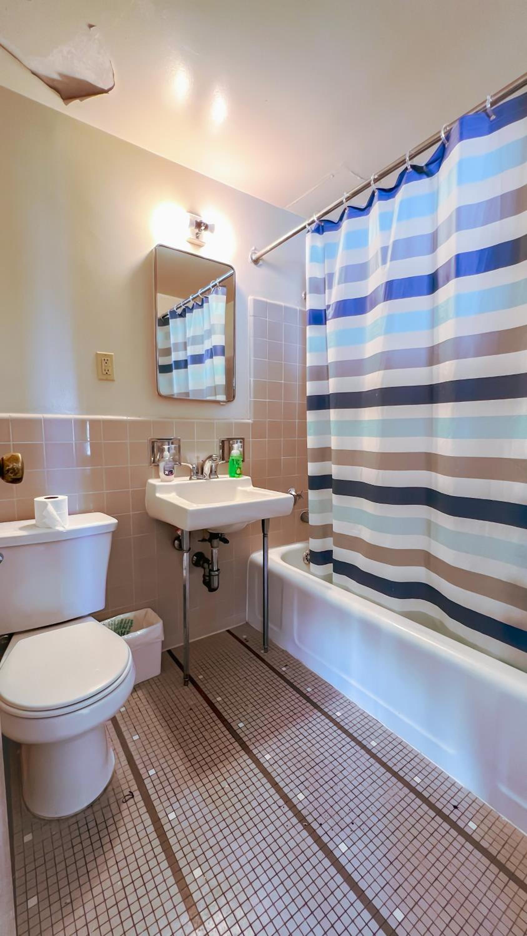 Stylish Apartment Walking Distance to The Grove