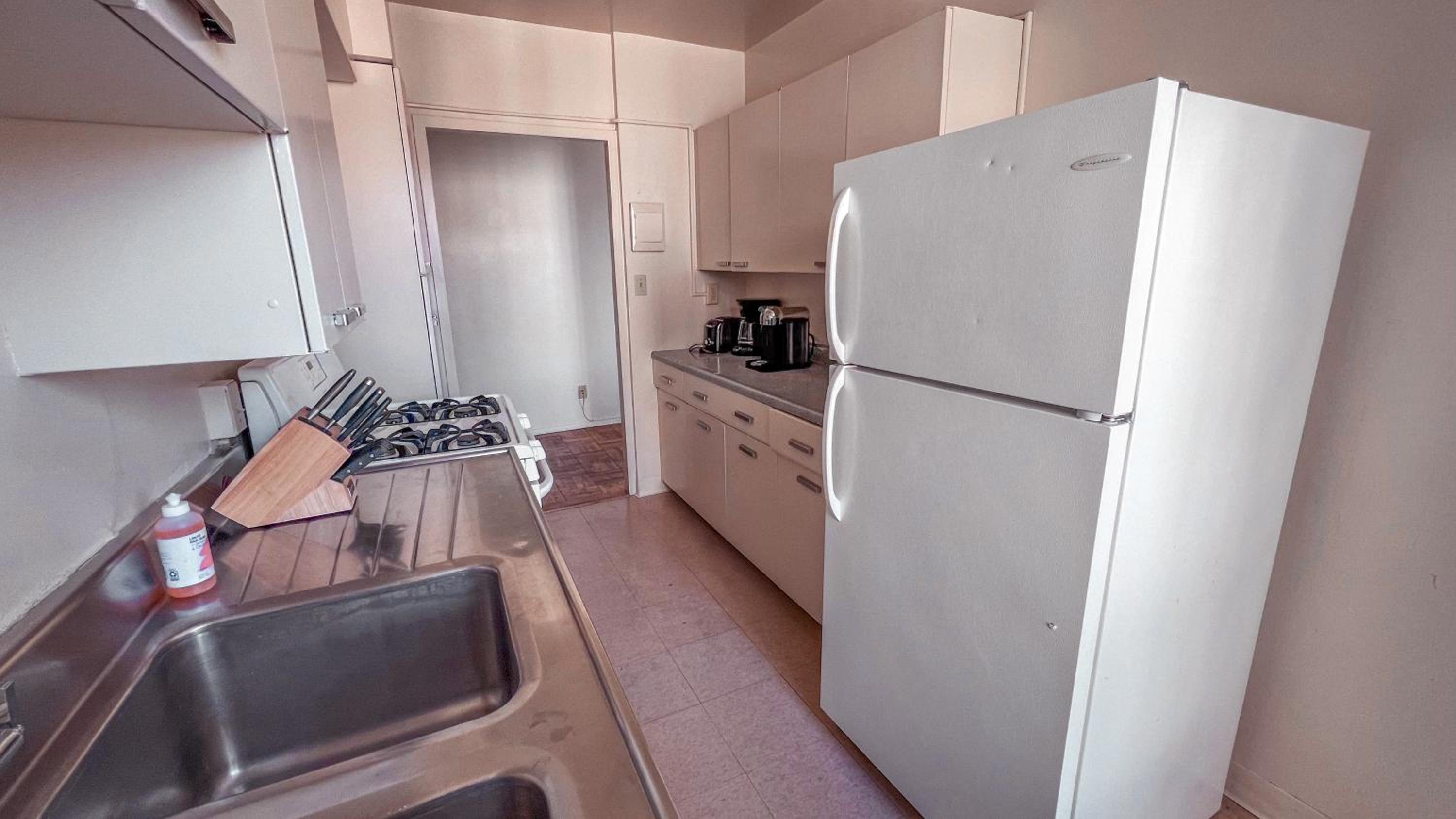 Stylish Apartment Walking Distance to The Grove