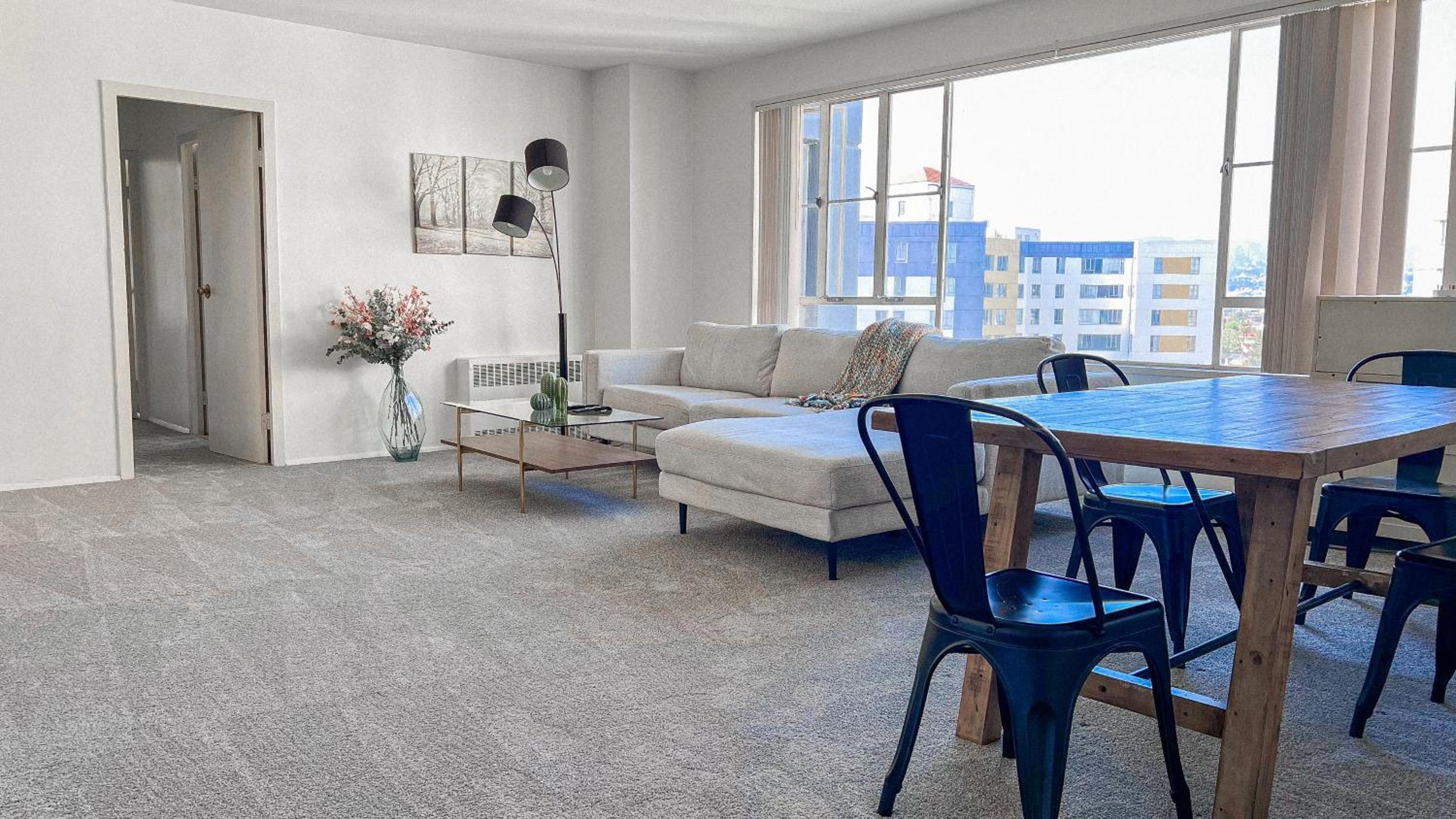 Stylish Apartment Walking Distance to The Grove