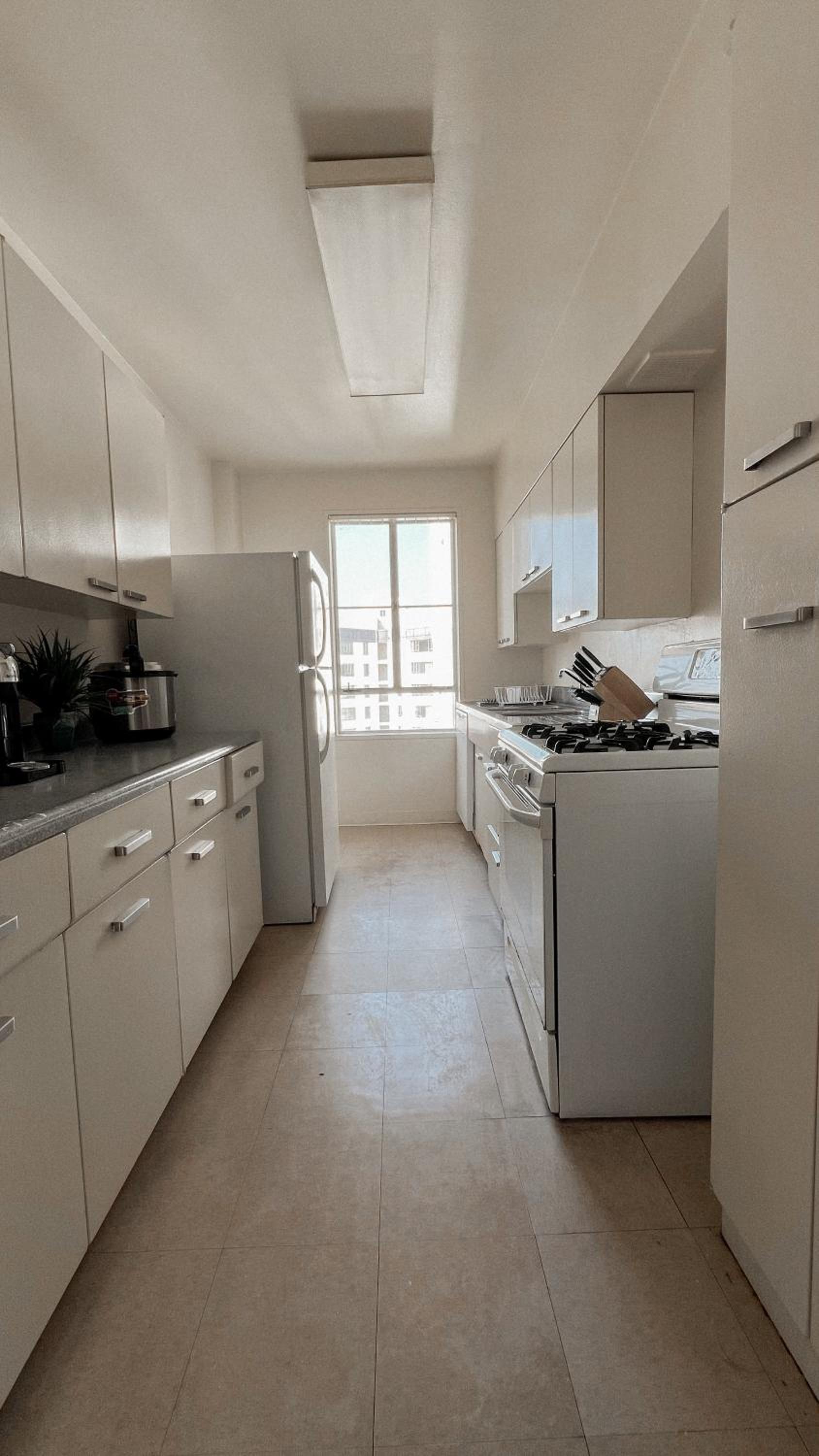Stylish Apartment Walking Distance to The Grove