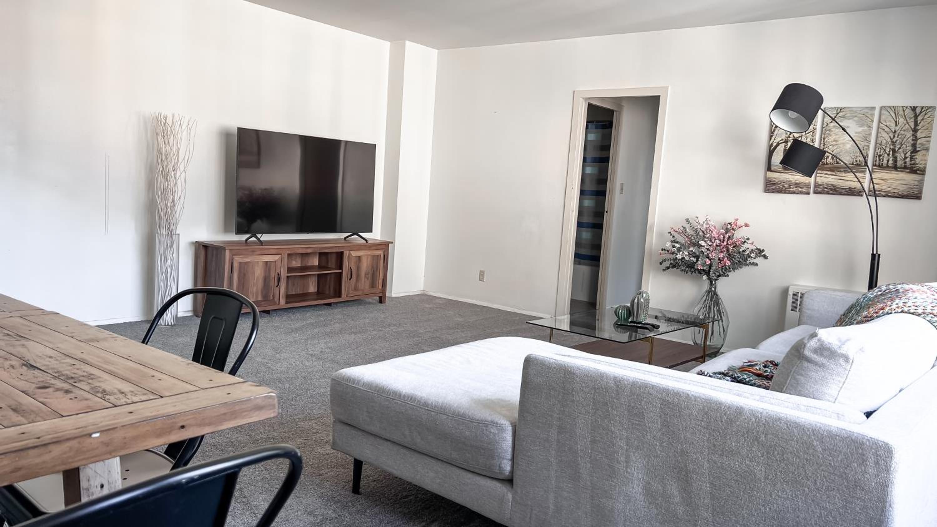 Stylish Apartment Walking Distance to The Grove