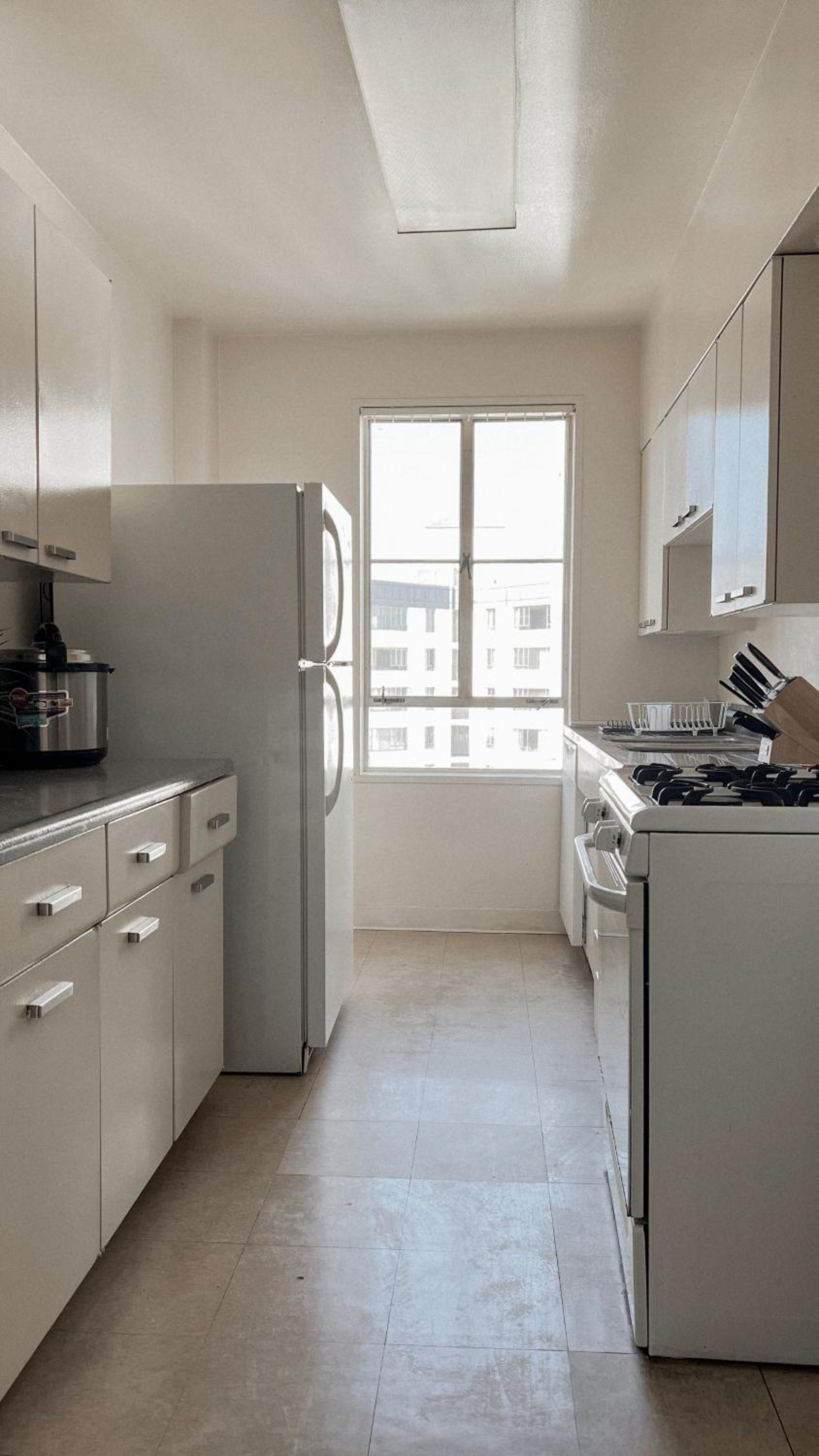 Stylish Apartment Walking Distance to The Grove