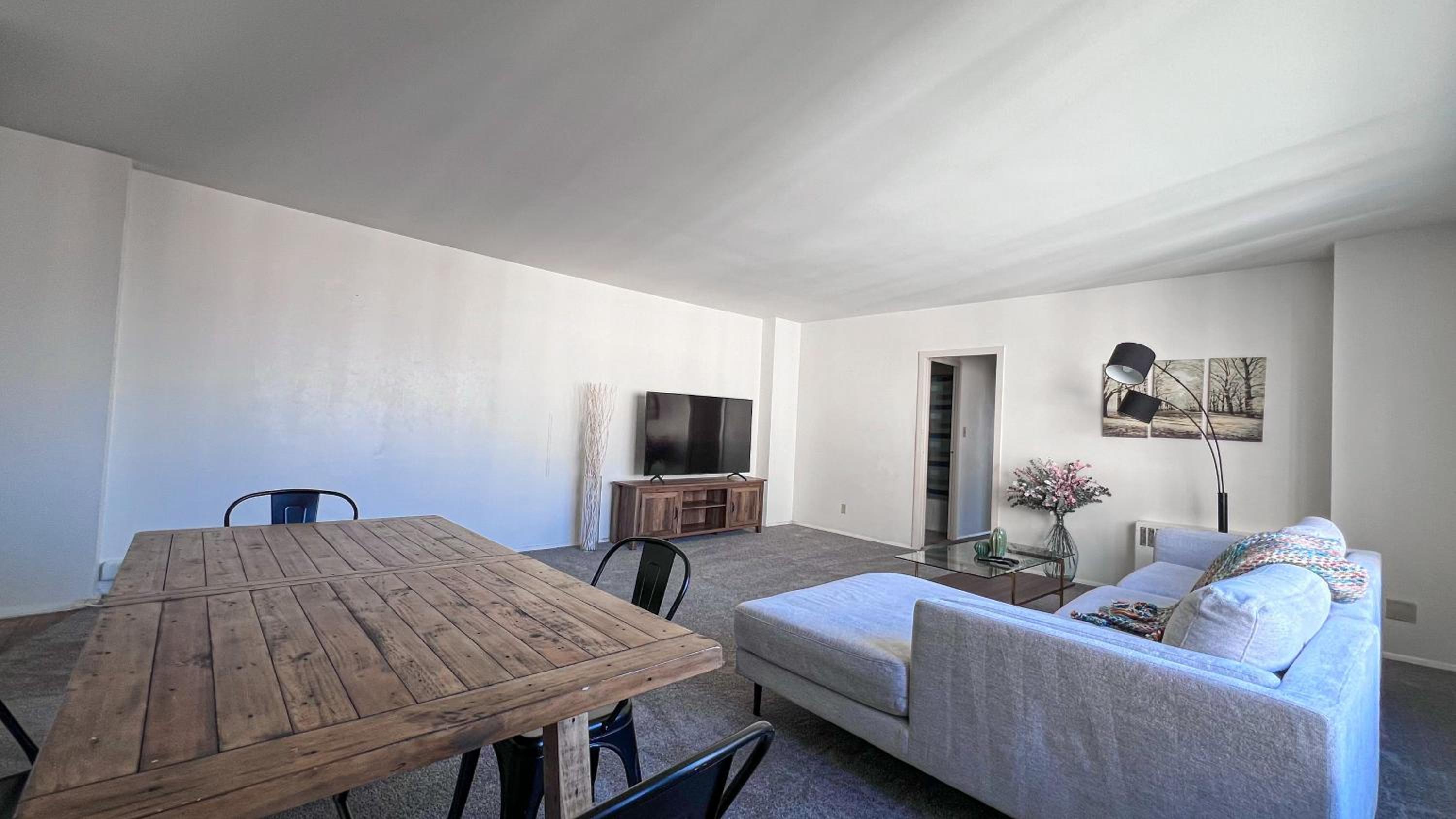 Stylish Apartment Walking Distance to The Grove