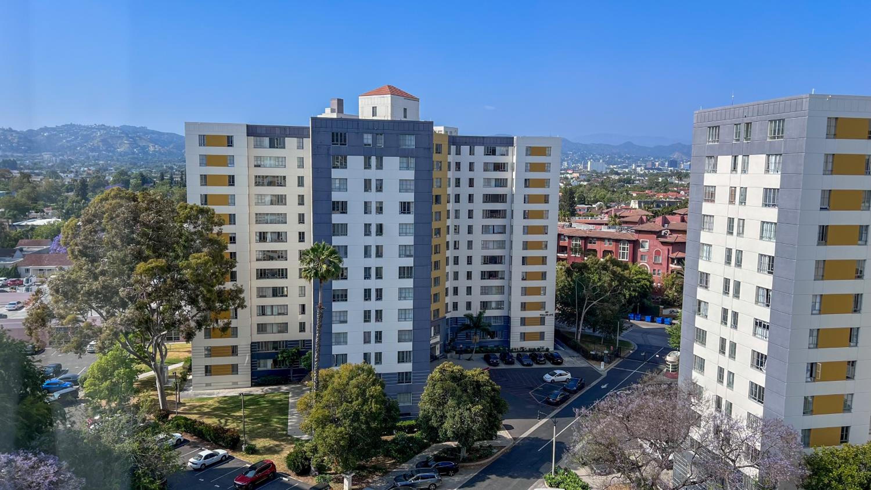 Stylish Apartment Walking Distance to The Grove