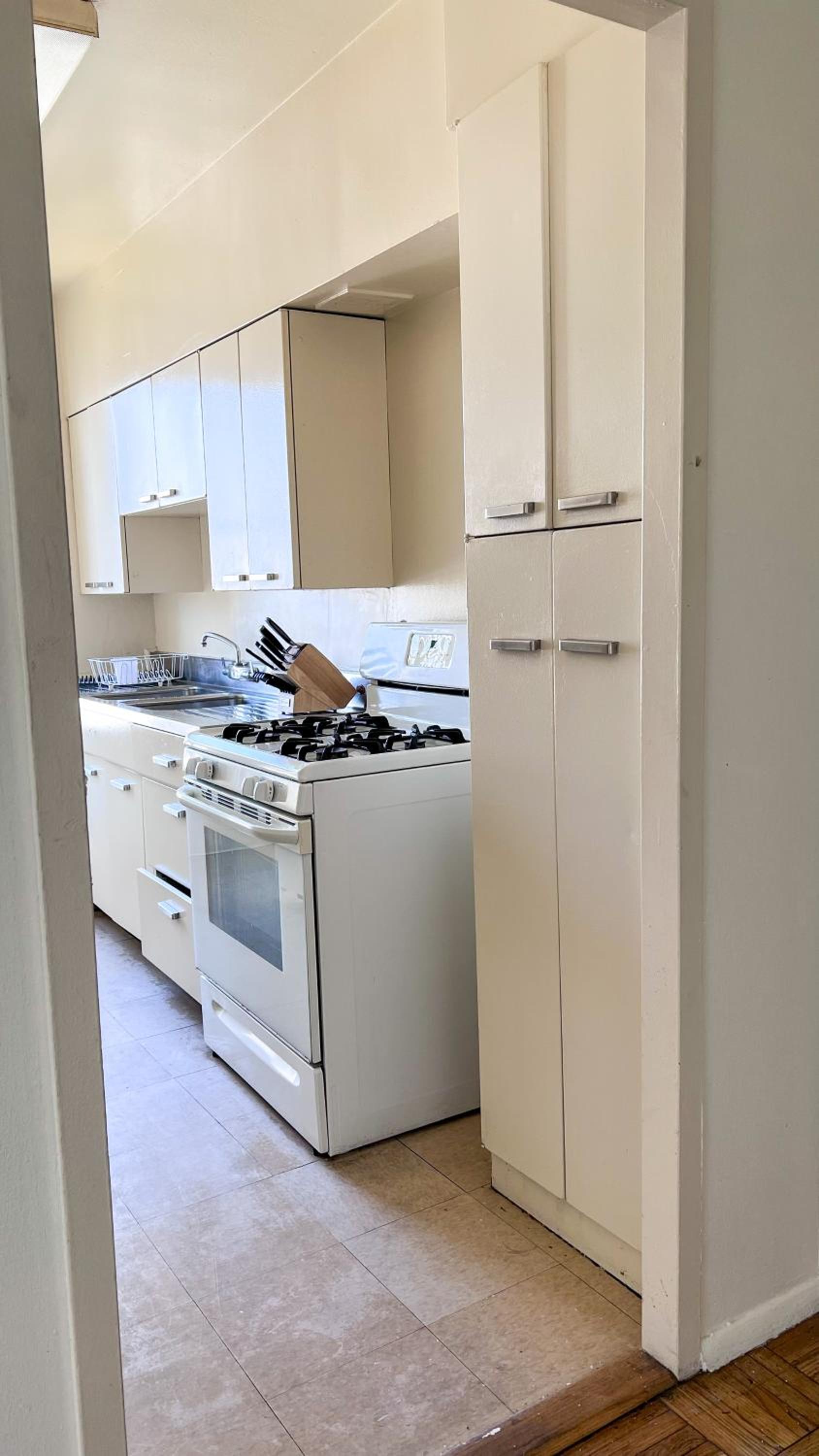 Stylish Apartment Walking Distance to The Grove