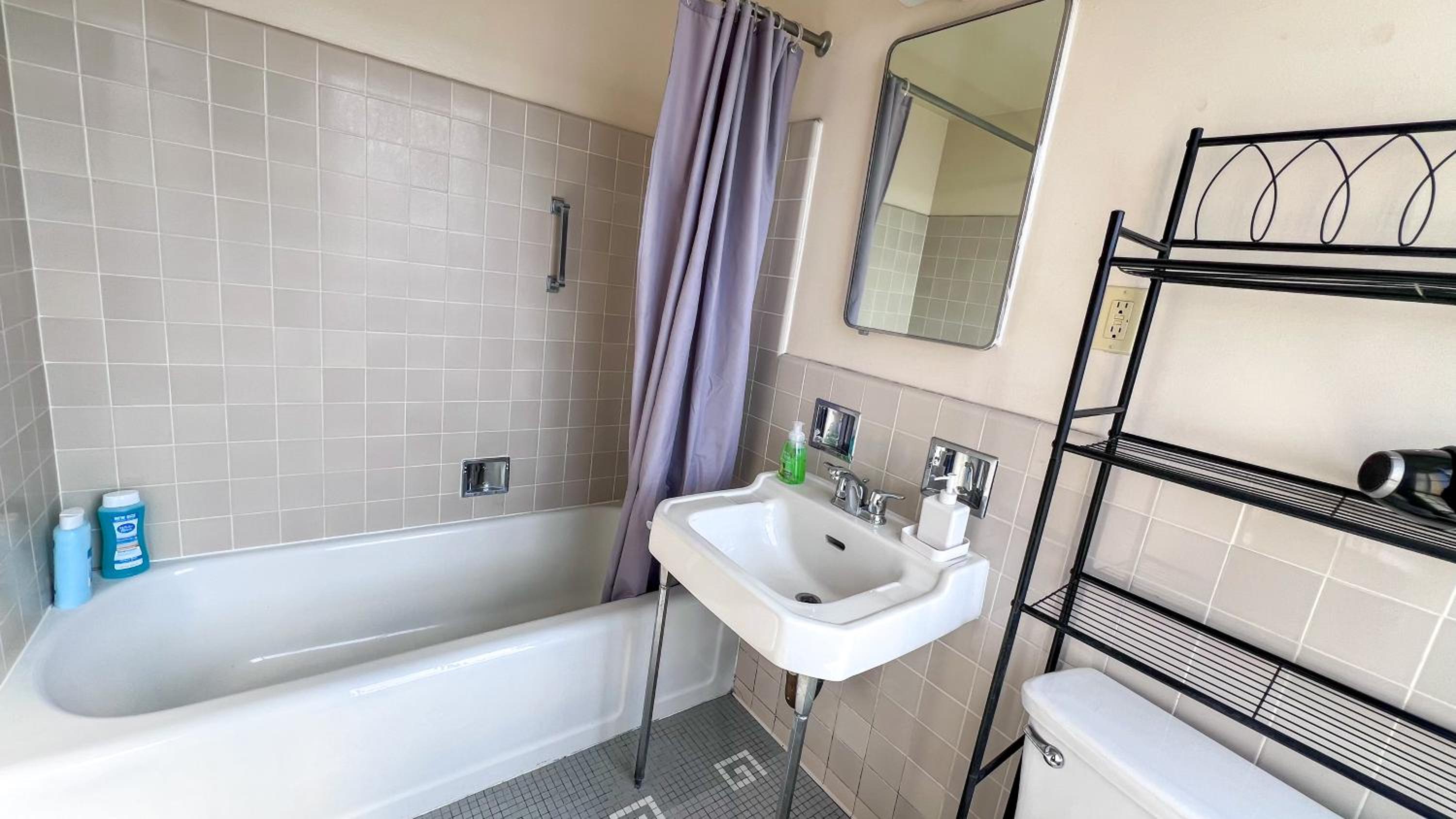 Stylish Apartment Walking Distance to The Grove