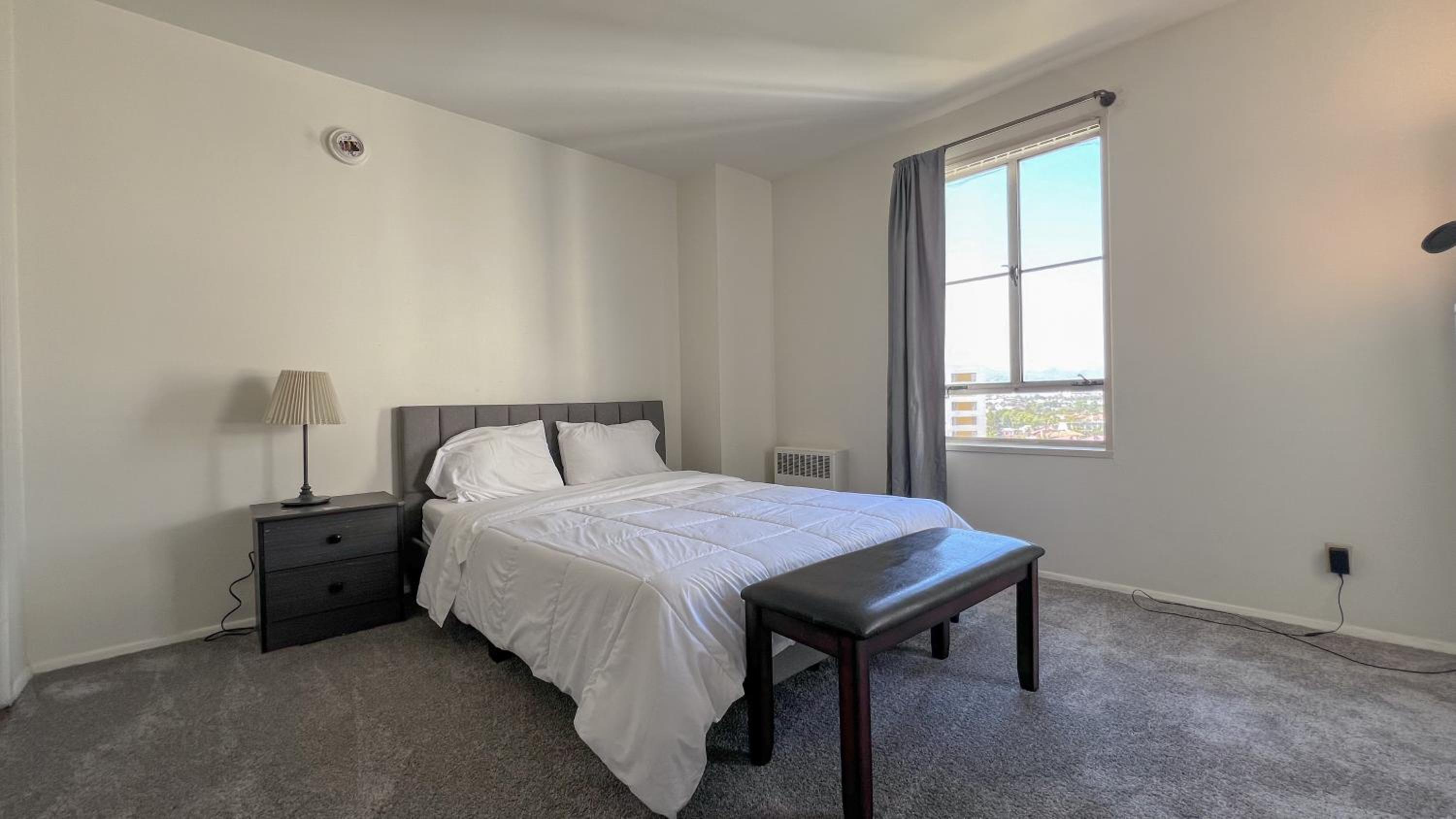 Stylish Apartment Walking Distance to The Grove
