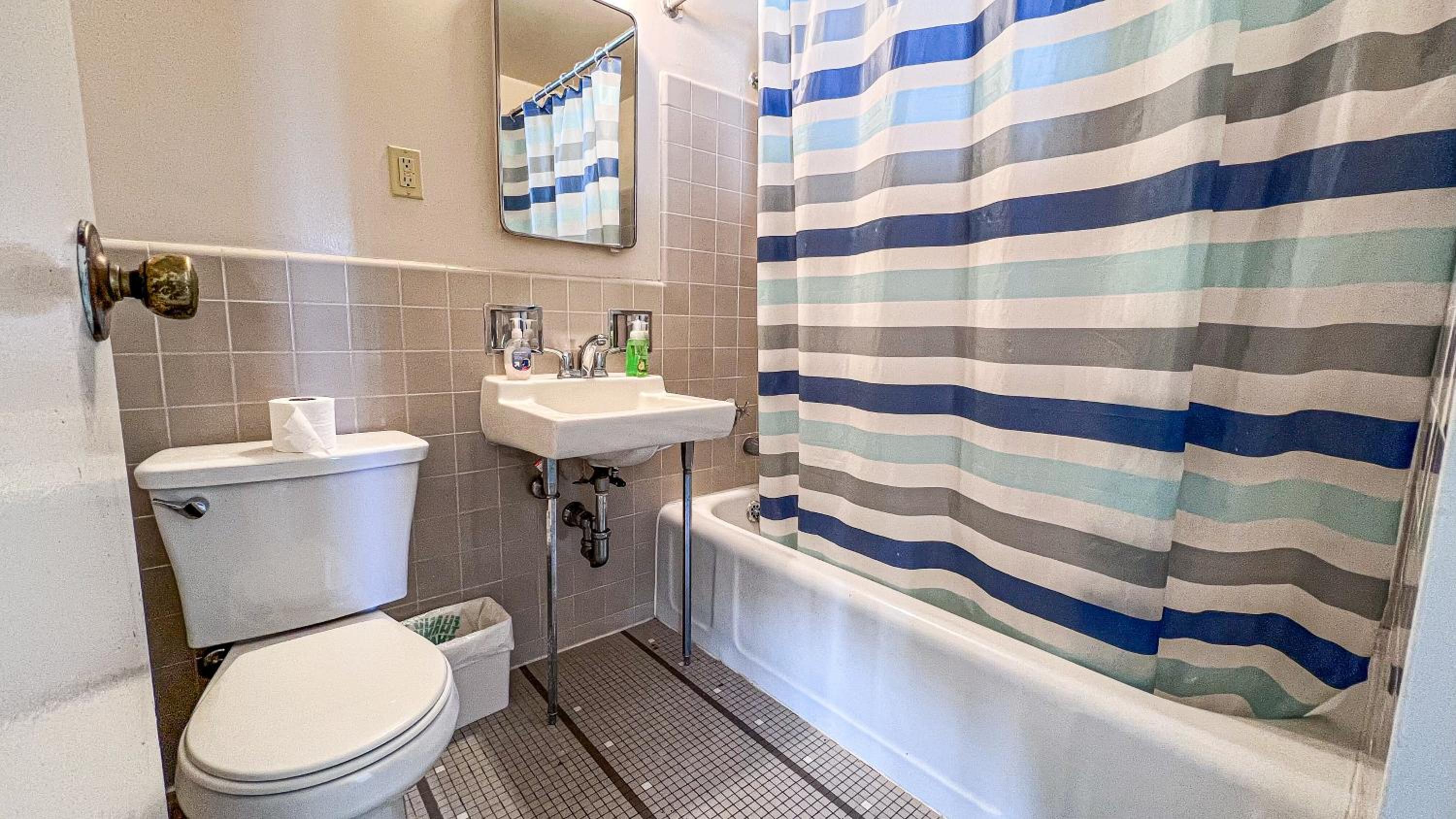 Stylish Apartment Walking Distance to The Grove