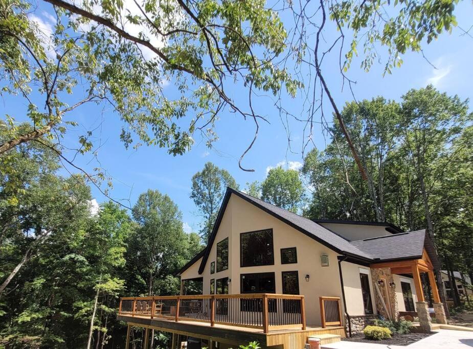 The Quana - Hot tub, fire pit, and Huge Entertainment Area view 3