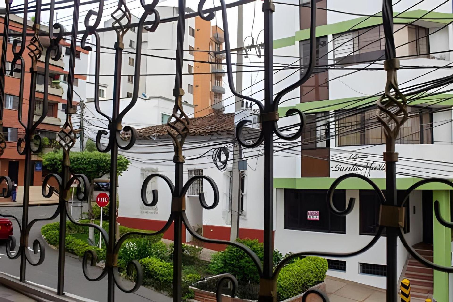 Cerca de la clínica San Luis.