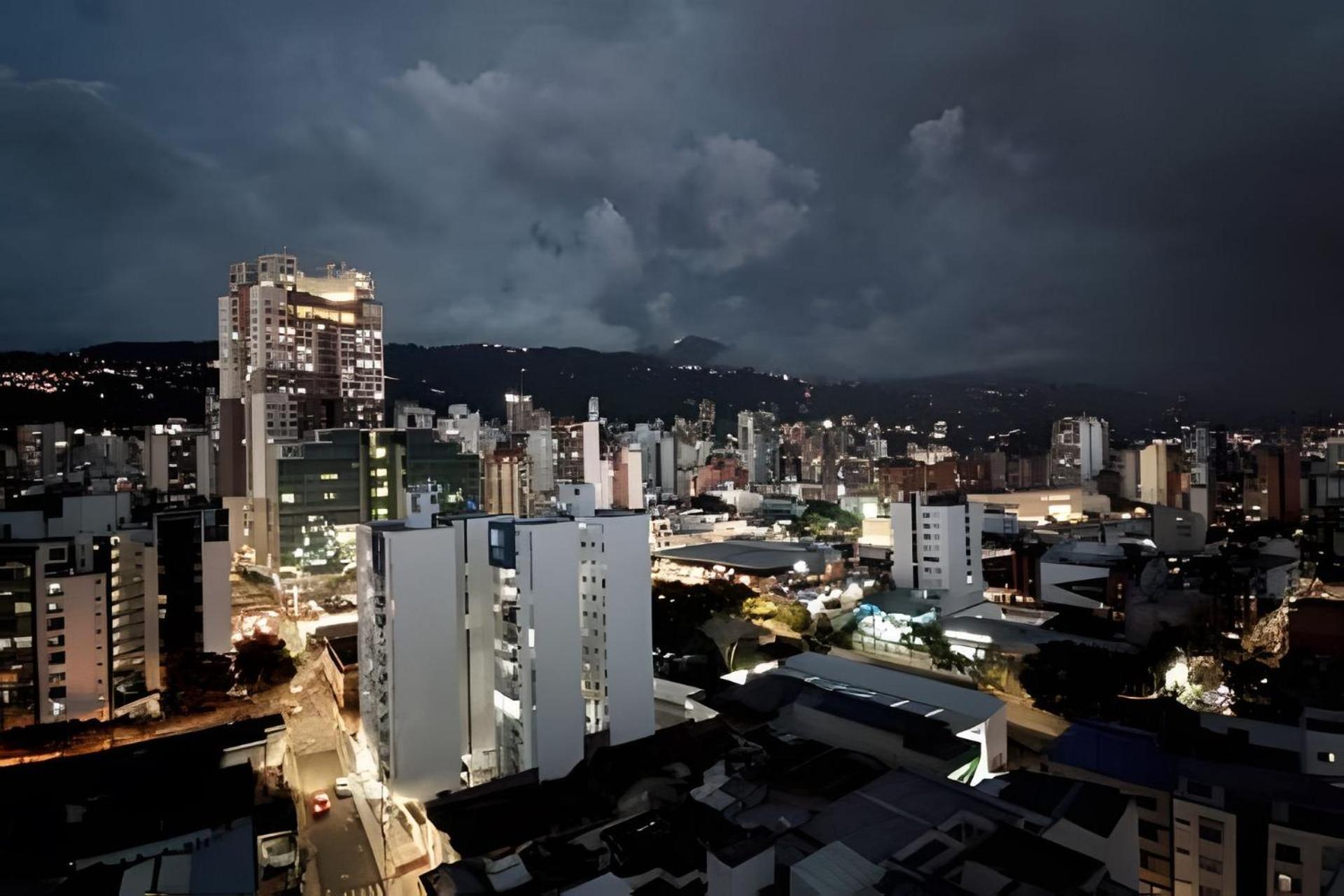 Strada Suites: High floor, Wifi, A/C
