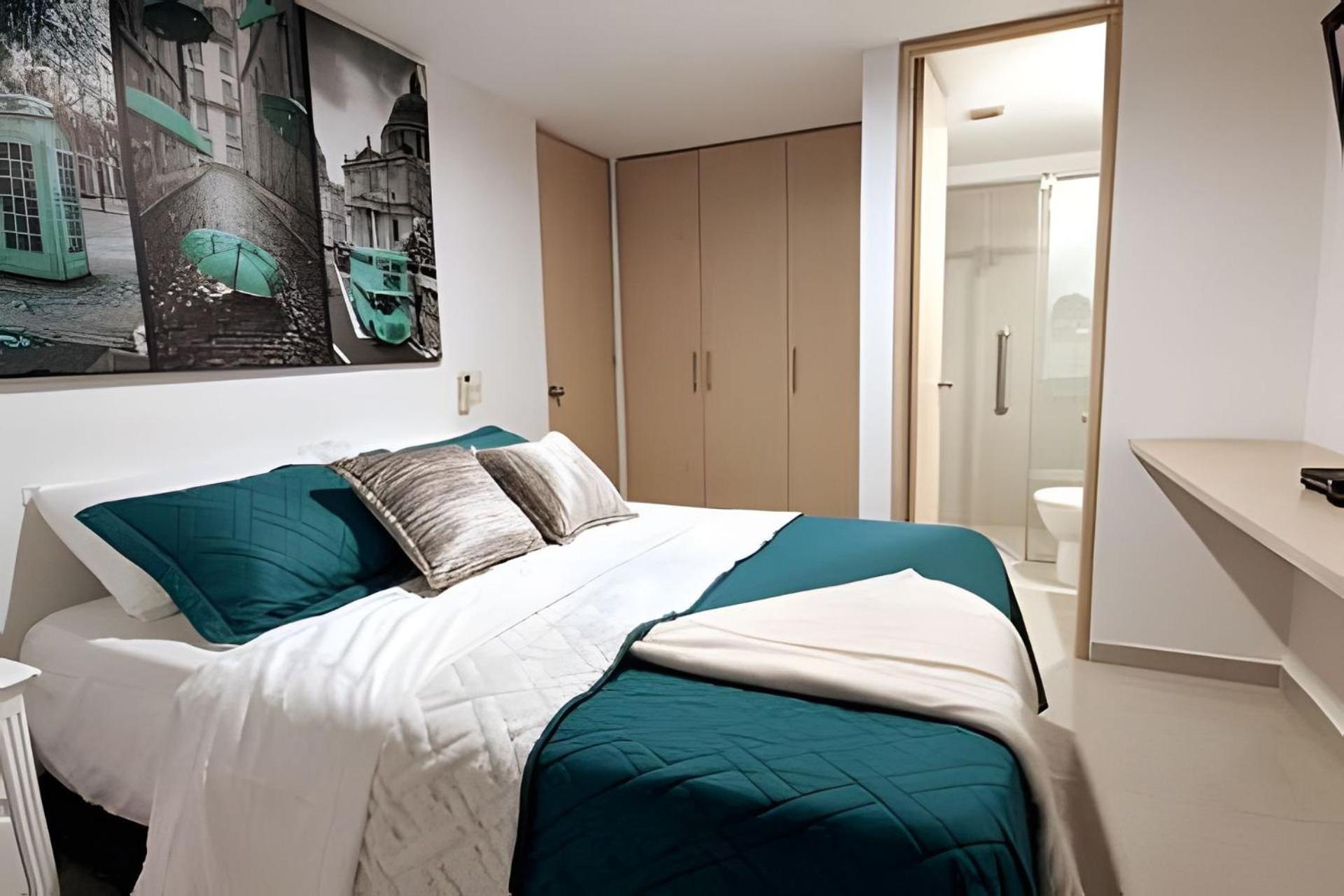 Strada Suites: High floor, Wifi, A/C
