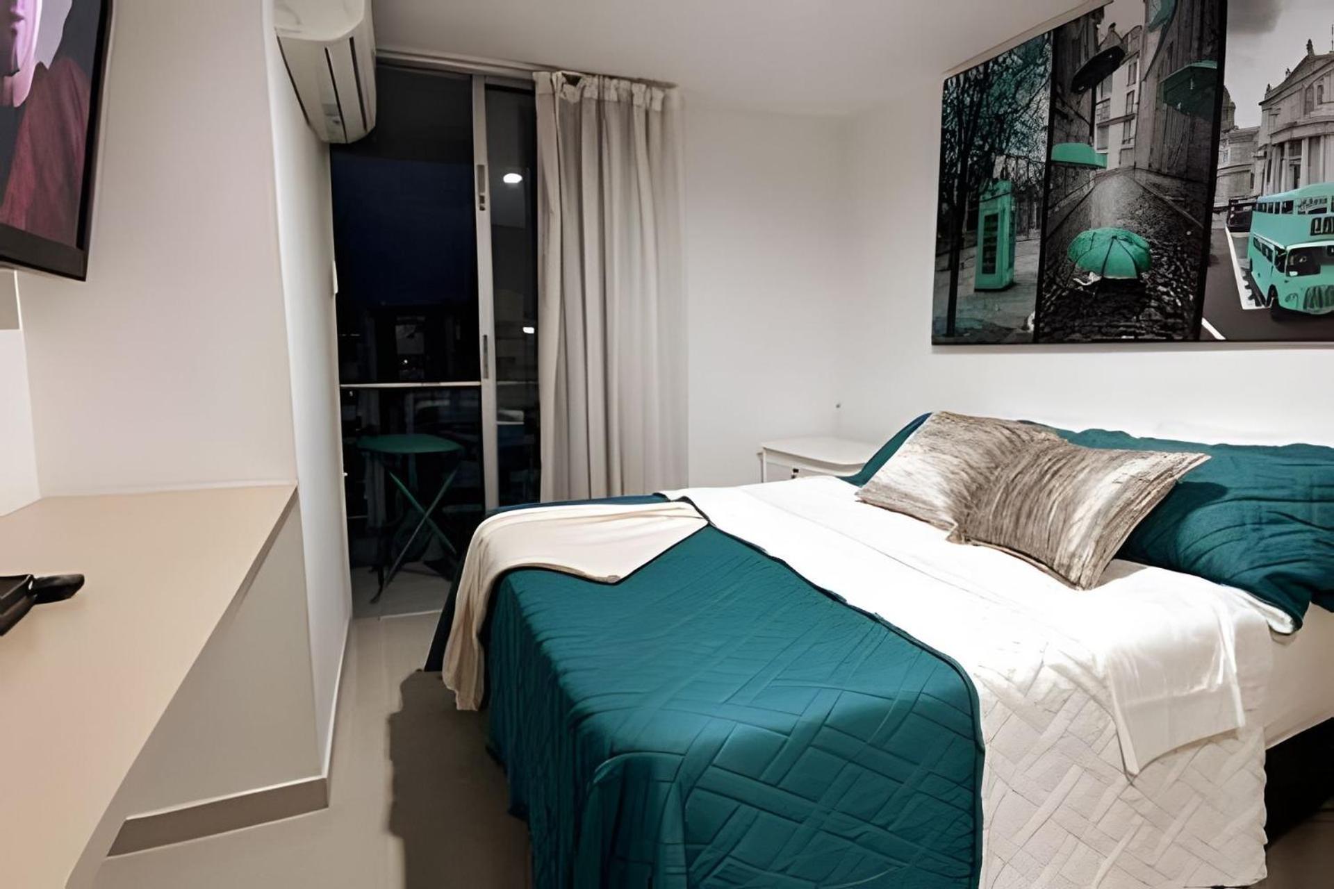 Strada Suites: High floor, Wifi, A/C