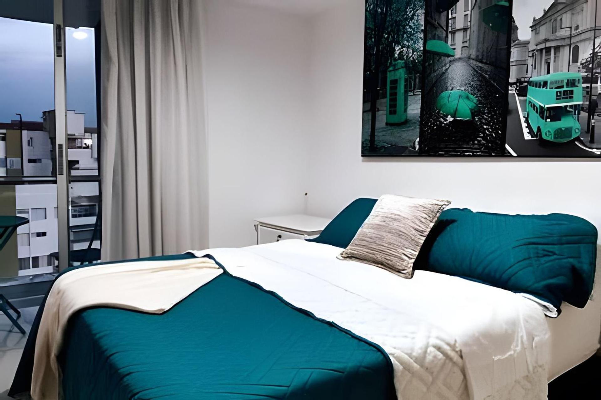 Strada Suites: High floor, Wifi, A/C