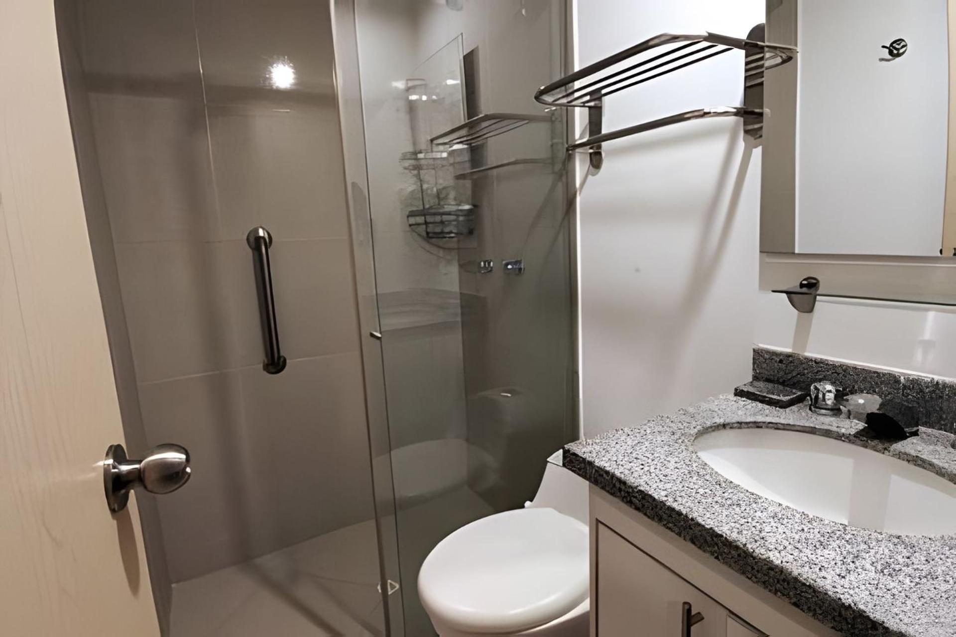 Strada Suites: High floor, Wifi, A/C