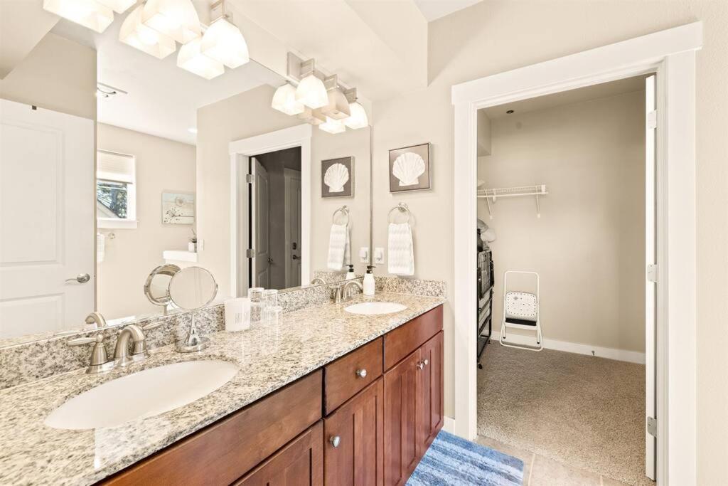 Seaside Waterfront condo walking to downtown and beach view 3