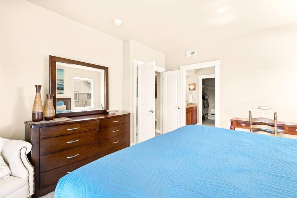 Seaside Waterfront condo walking to downtown and beach view 4