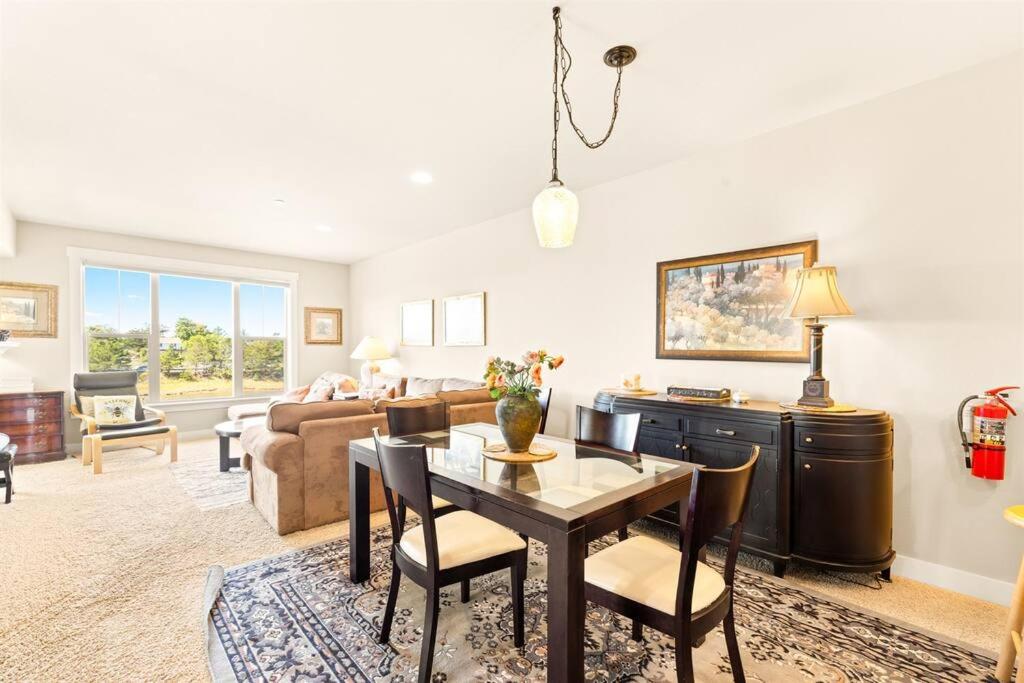 Seaside Waterfront condo walking to downtown and beach view 5