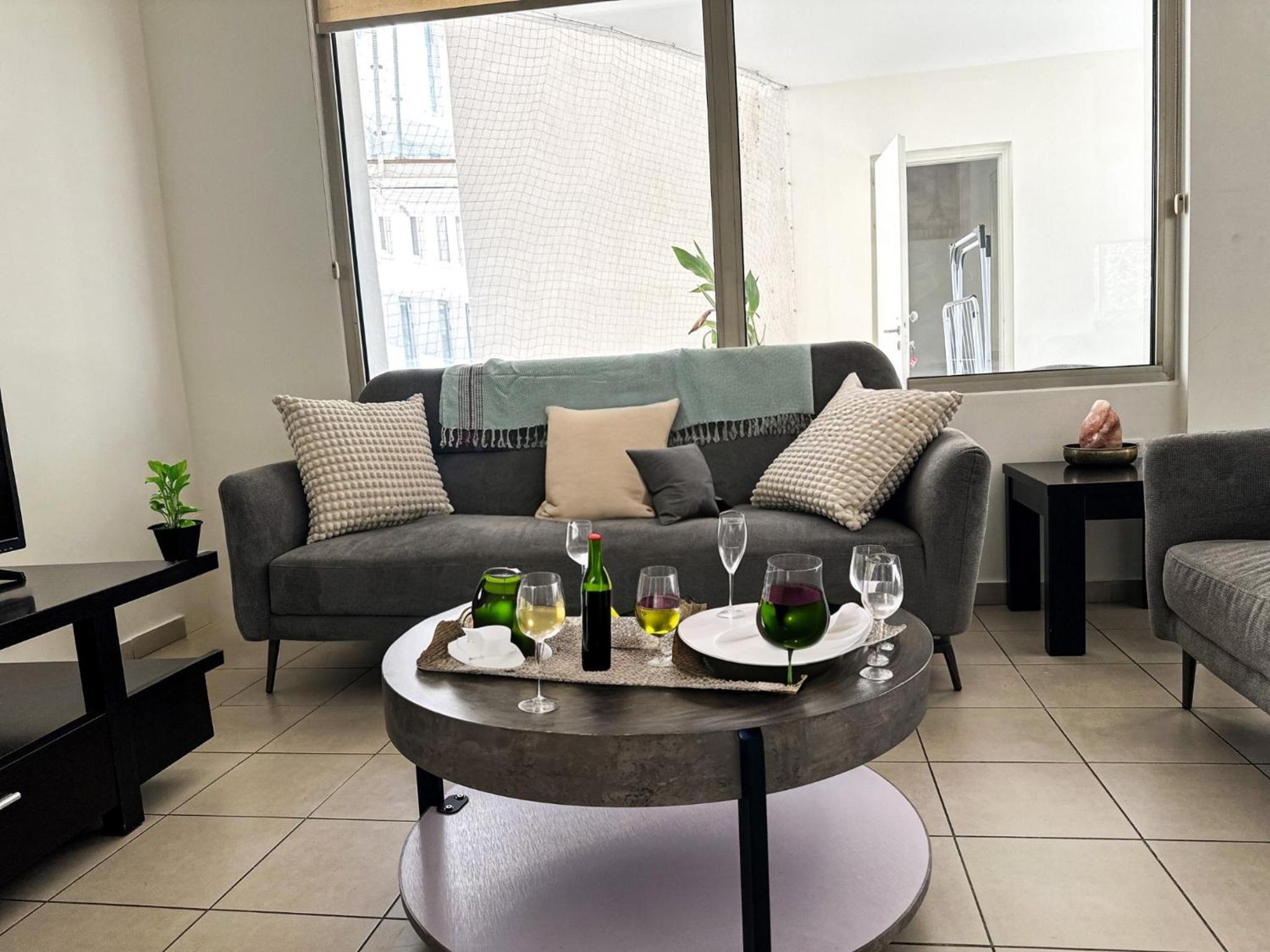 Modern City Center Apt with Pool