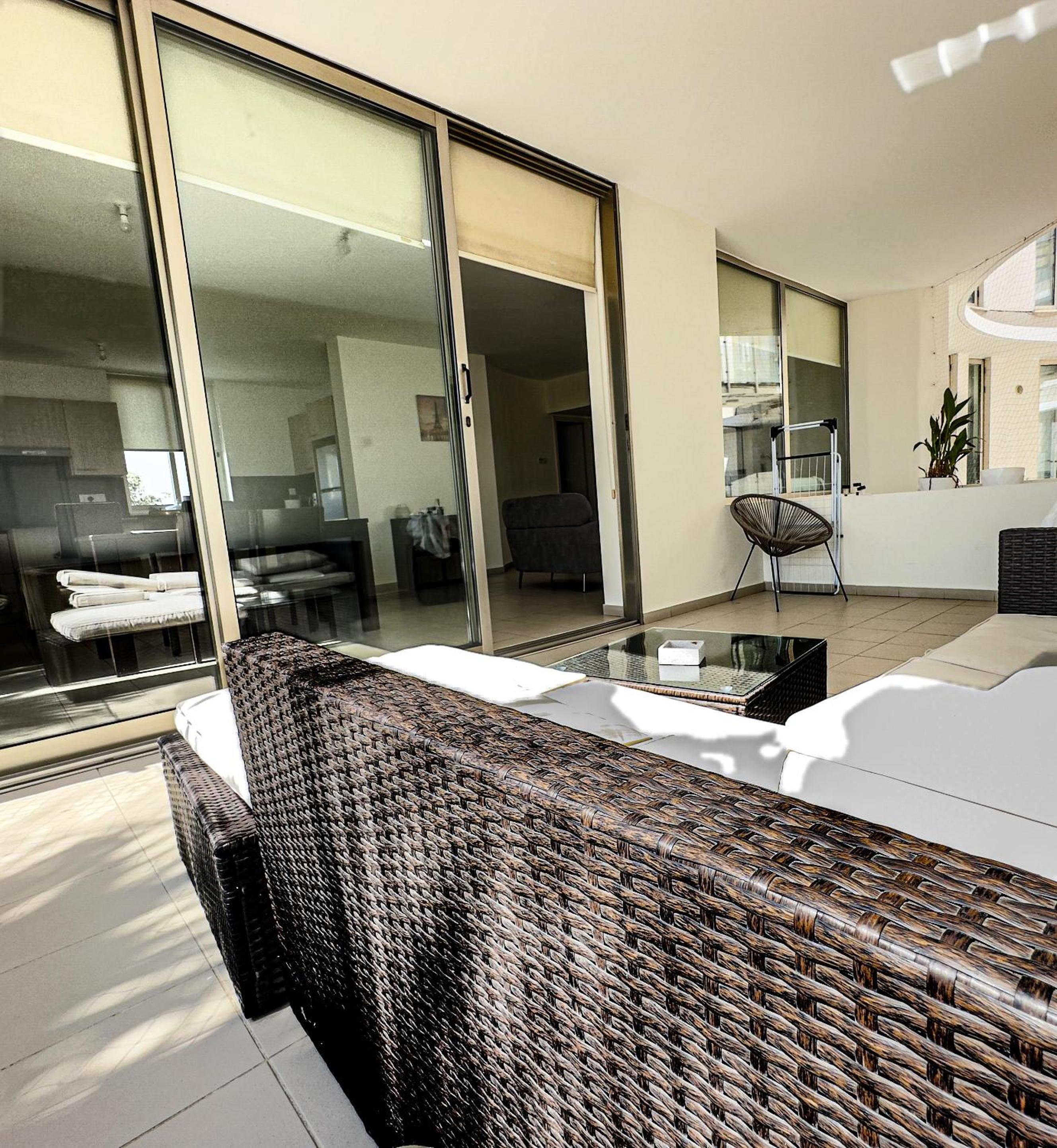Modern City Center Apt with Pool
