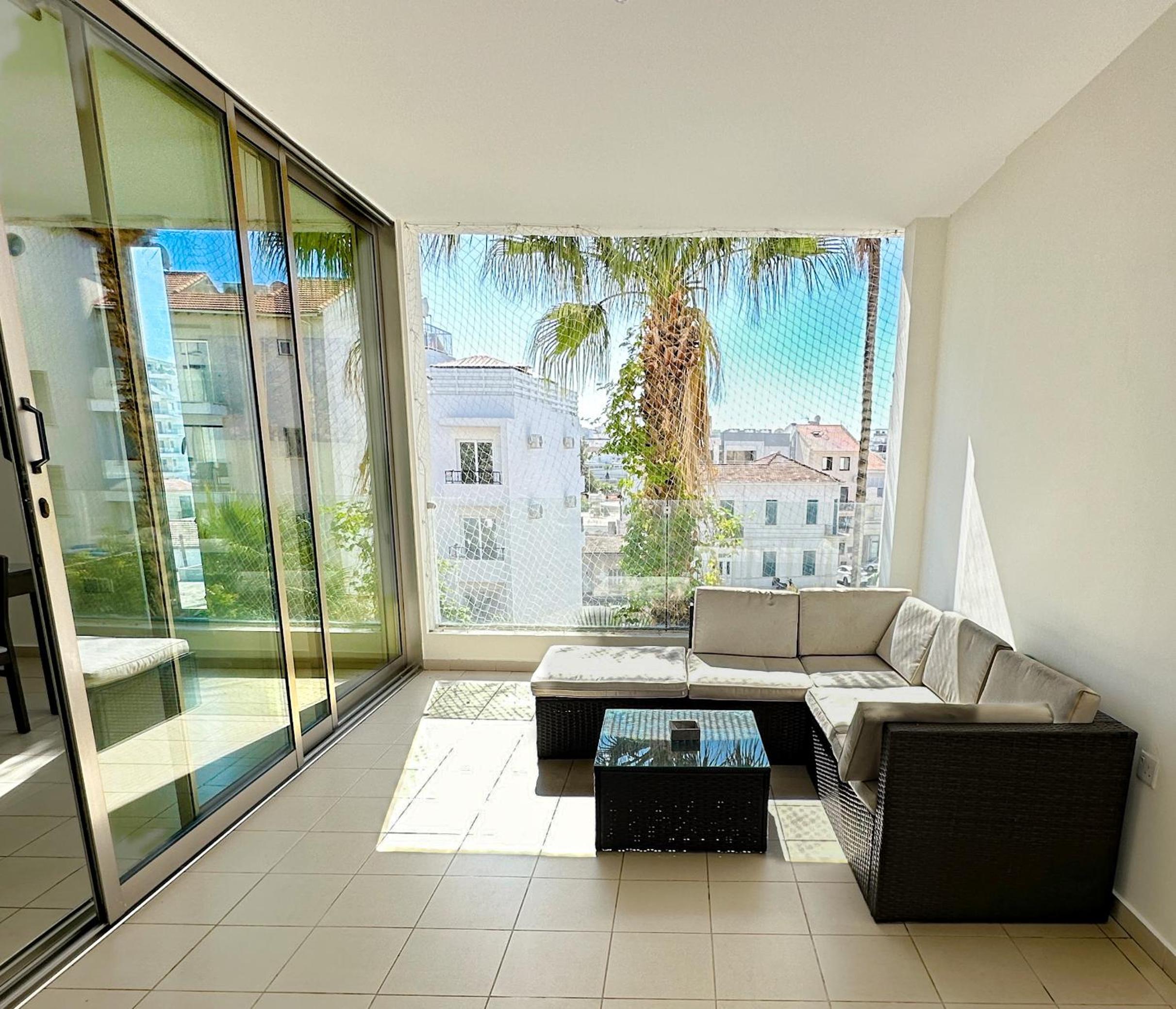Modern City Center Apt with Pool