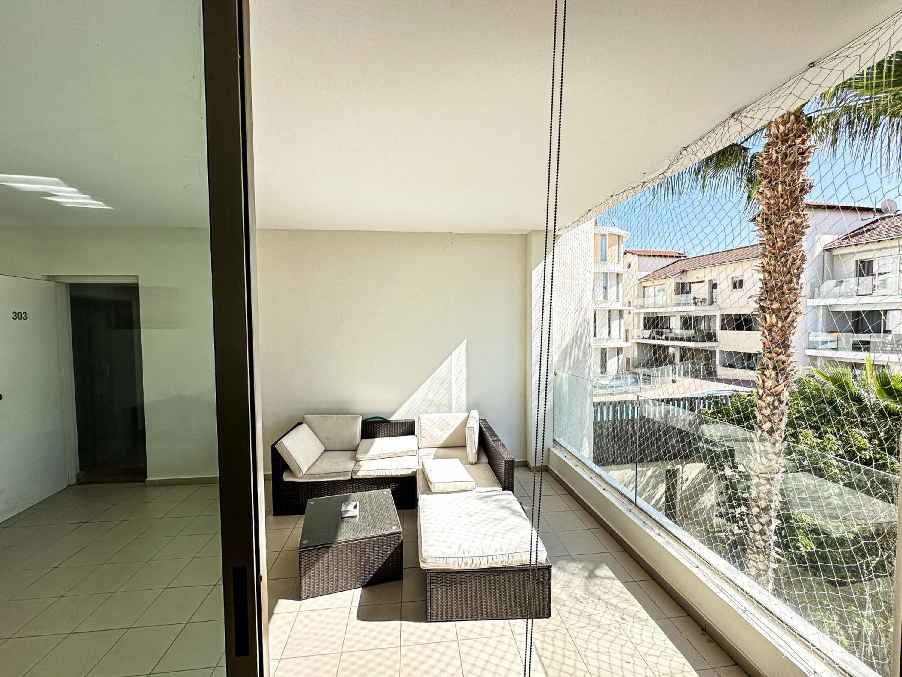Modern City Center Apt with Pool