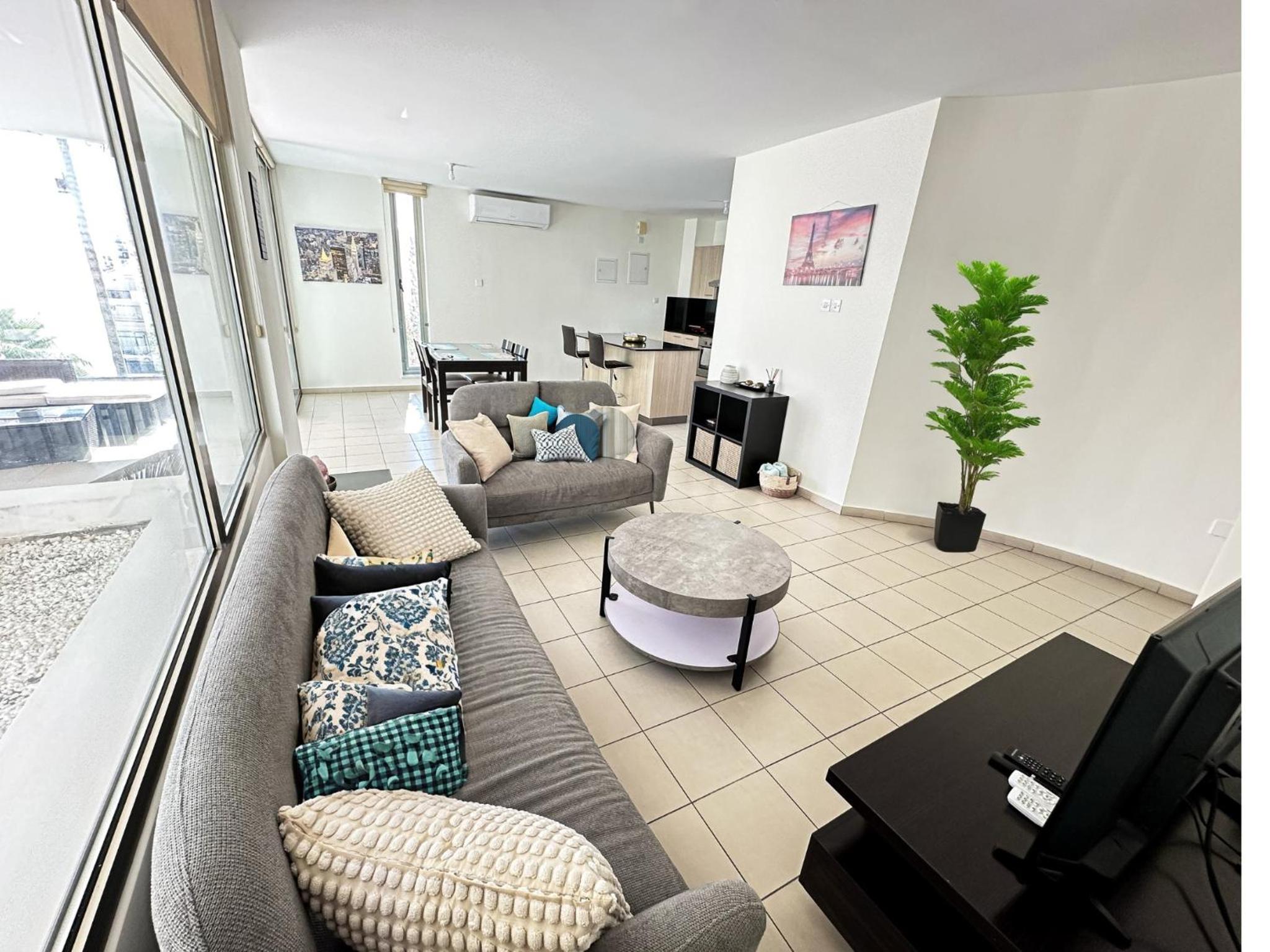Modern City Center Apt with Pool