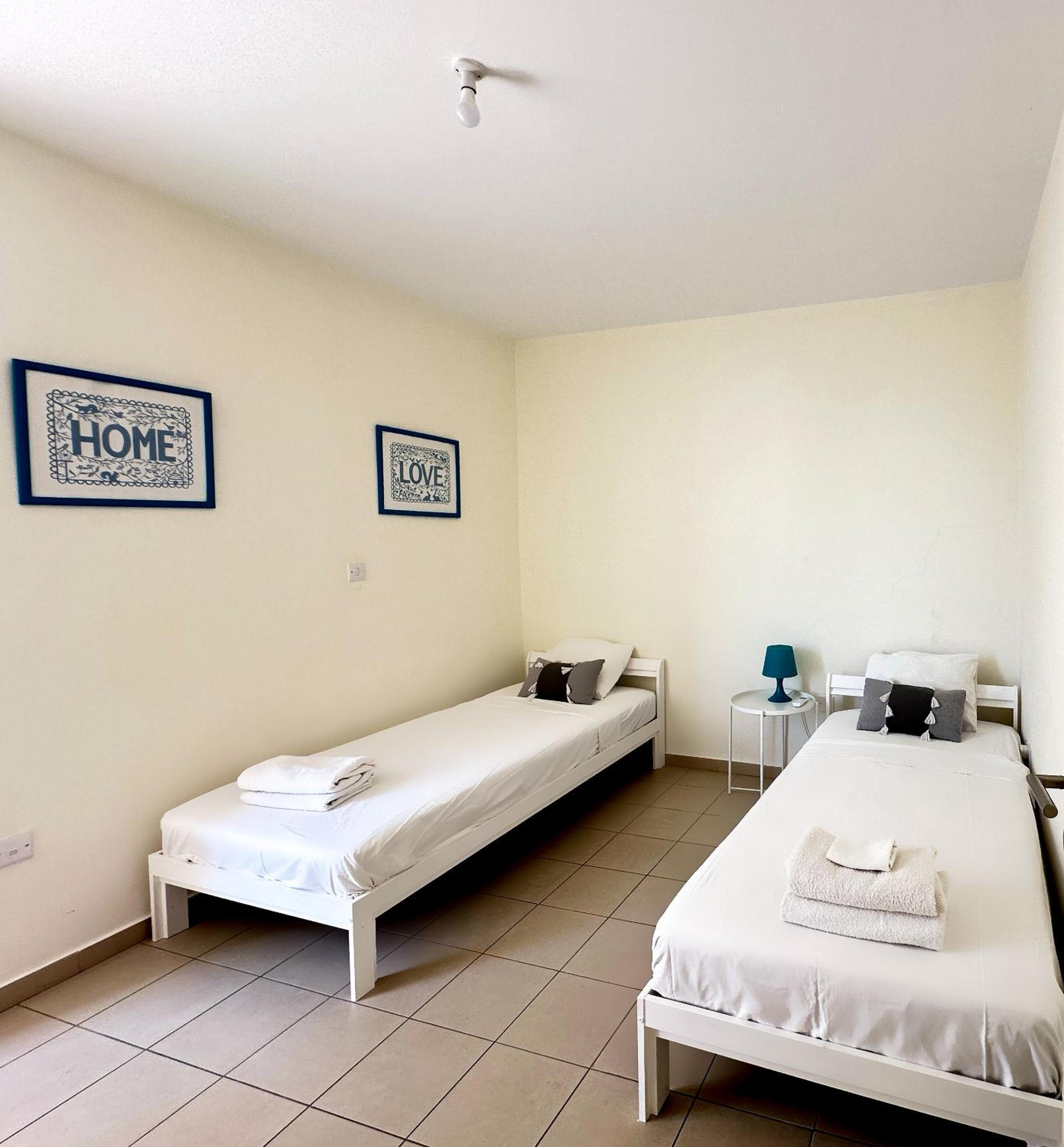 Modern City Center Apt with Pool